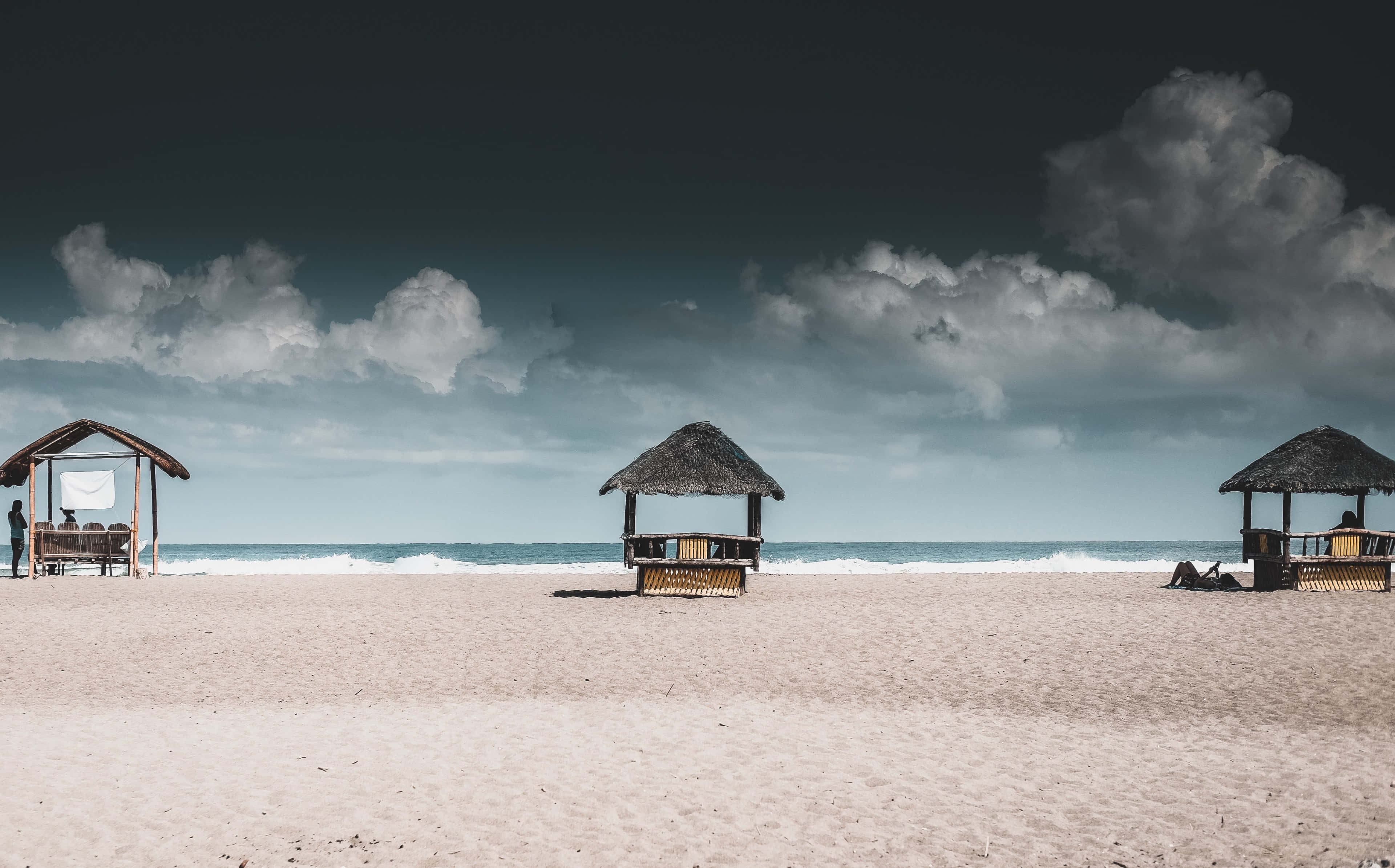 beach huts, thatched-roof, sandy shore, 4K Desktop Wallpaper
