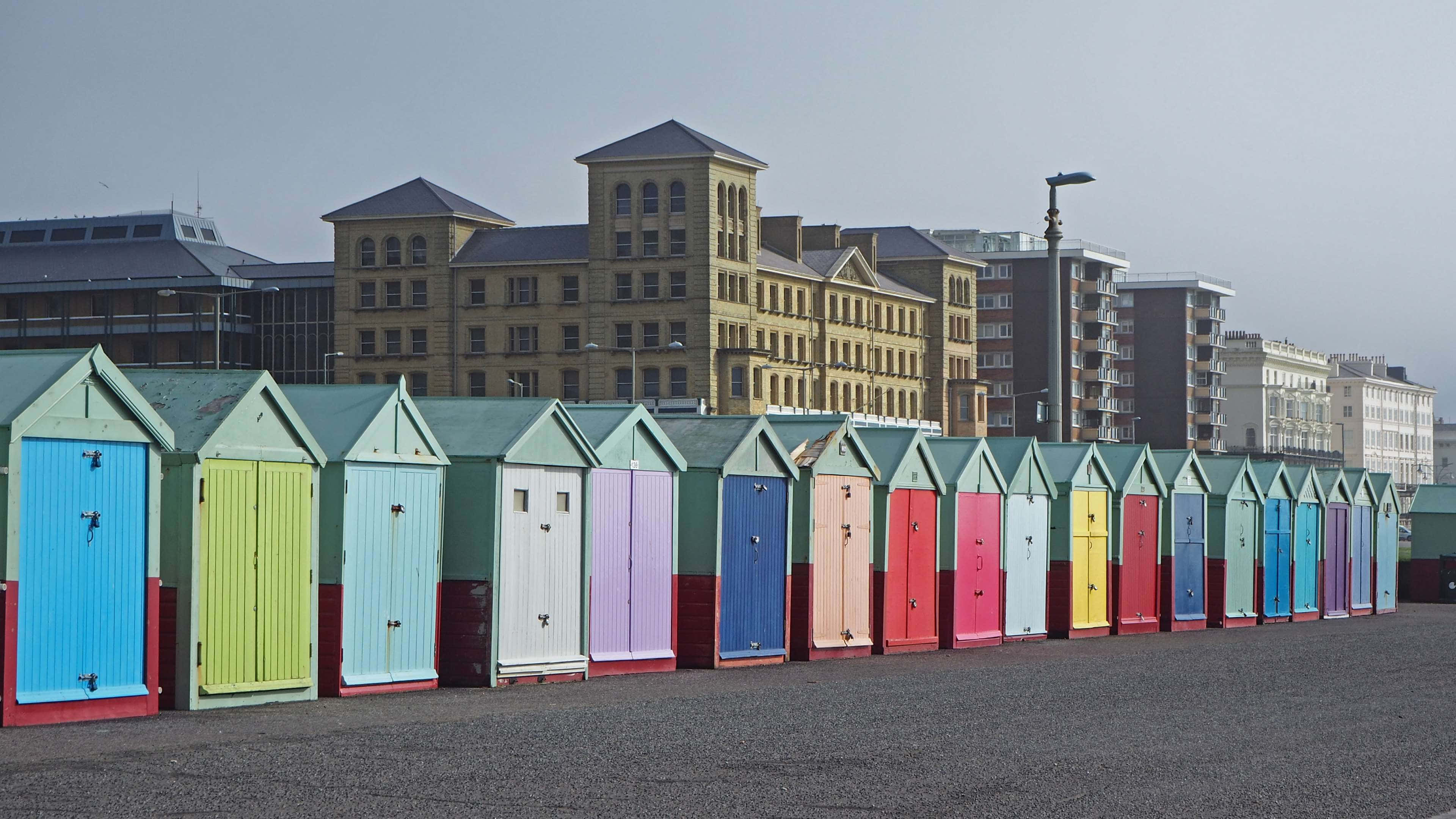 beach huts, paved promenade, historic buildings, 4K Desktop Wallpaper
