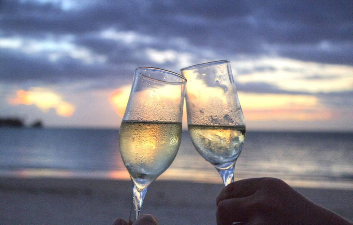 champagne flutes, twilight beach, soft orange and purple sky, SD Desktop Wallpaper