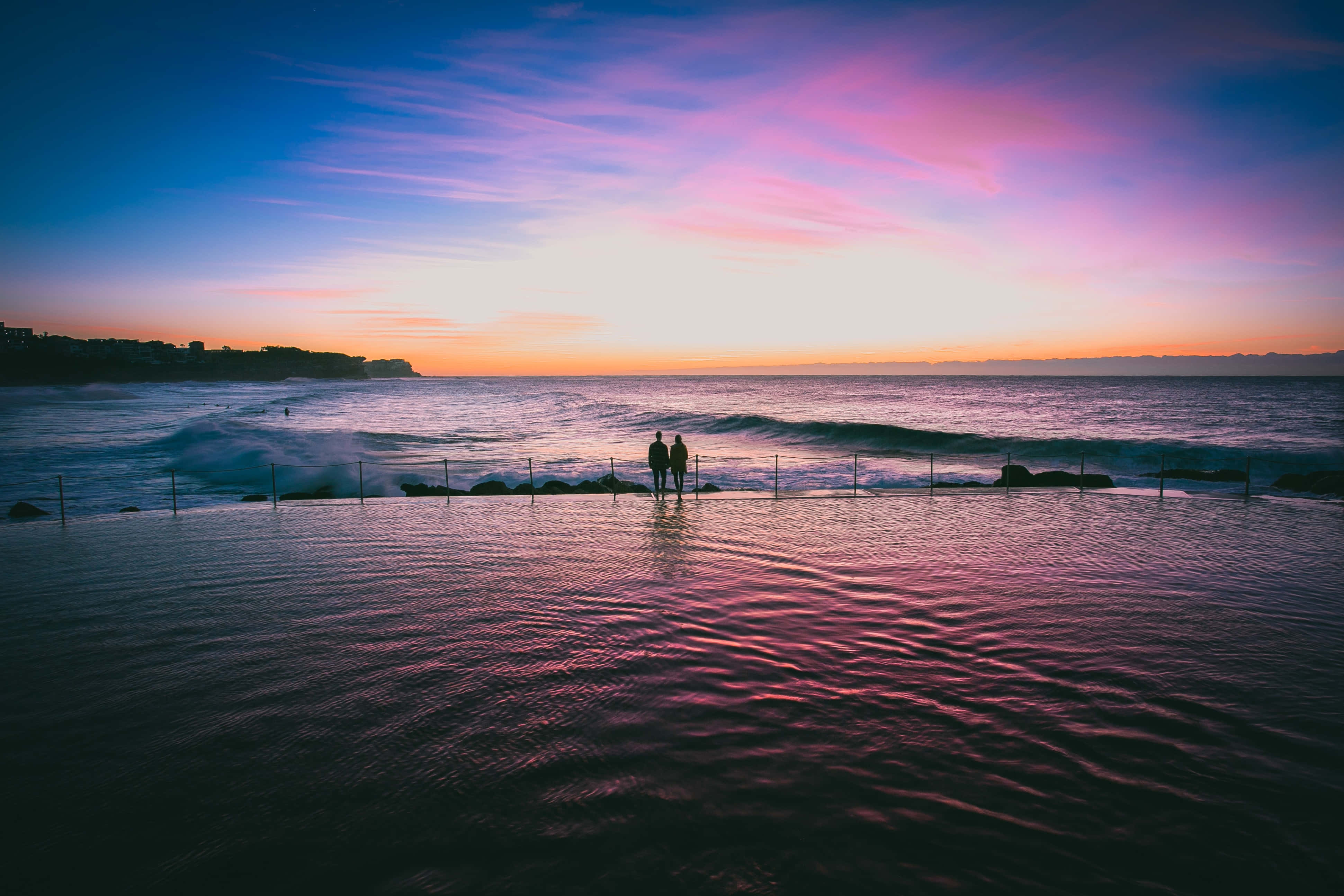 beach lovers, infinity pool, vibrant pink and orange sunset, 4K Desktop Wallpaper