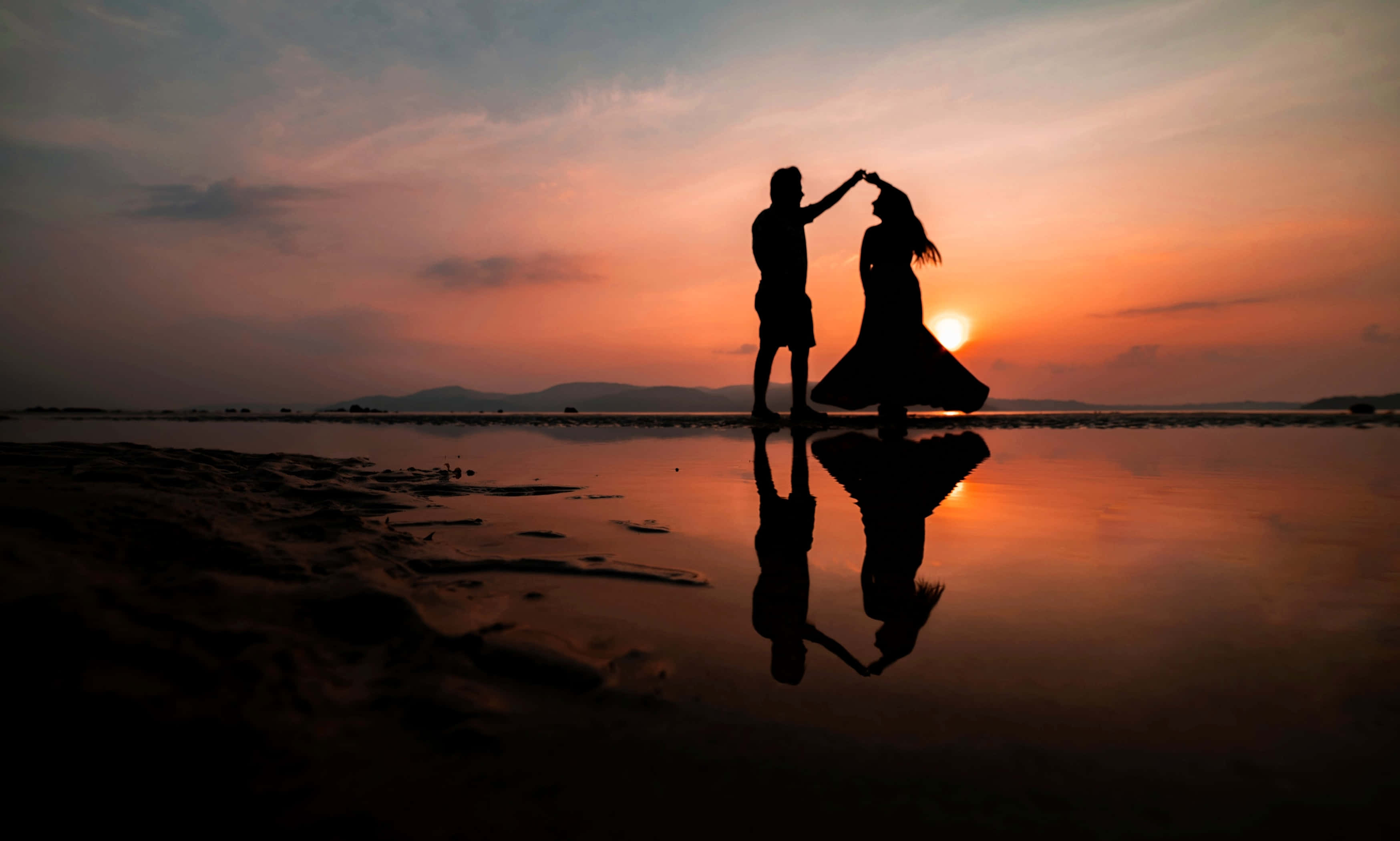 Beach Lovers, sunset, wet sand, 2K Desktop Wallpaper