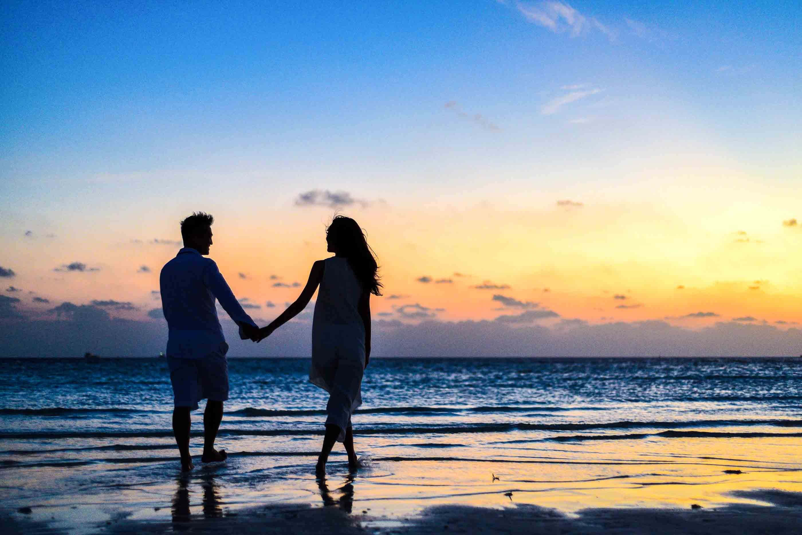 beach, sunset, couple, 2K Desktop Wallpaper