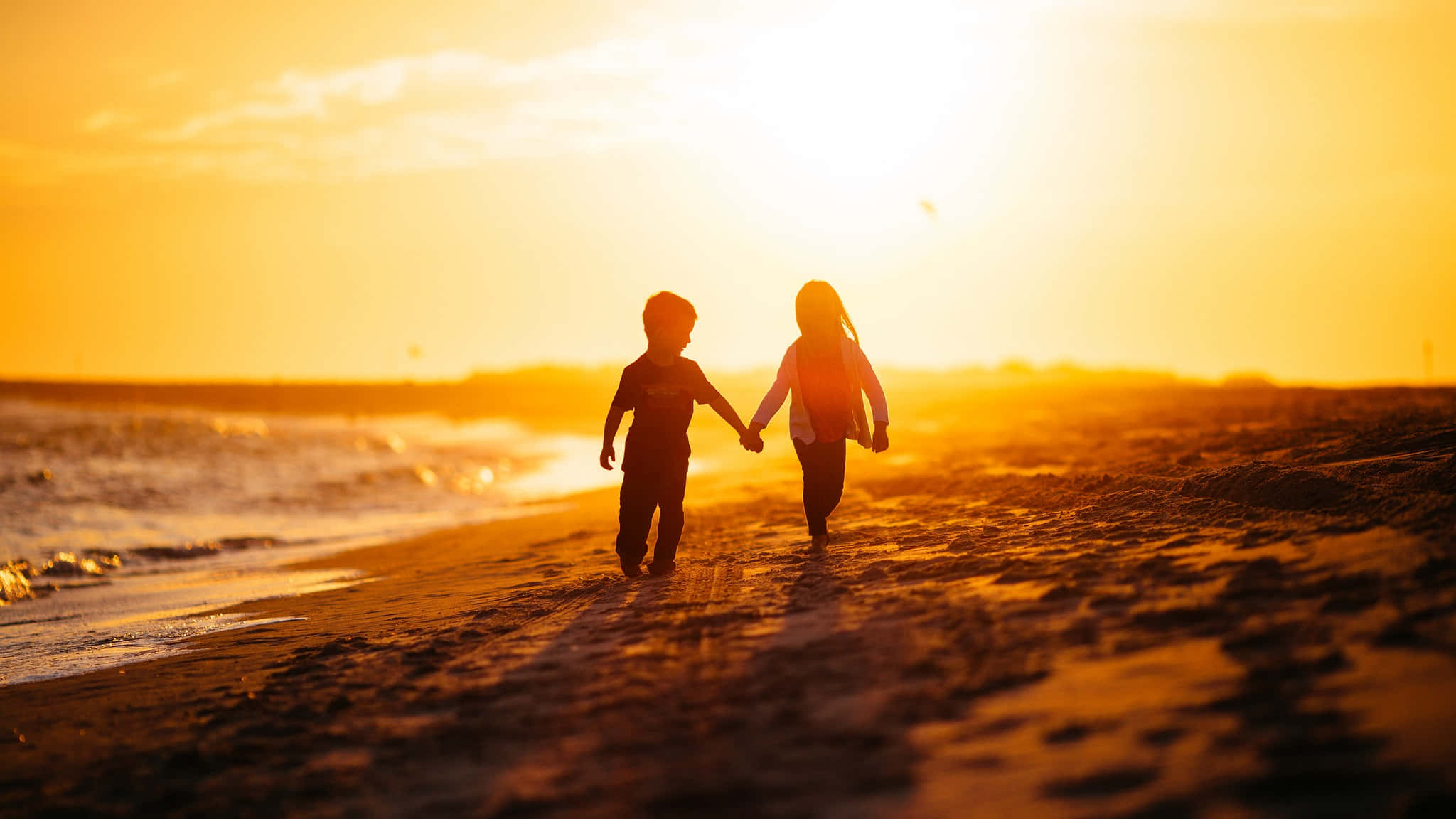 beach lovers, sunset, golden sunset light, Full HD Desktop Wallpaper