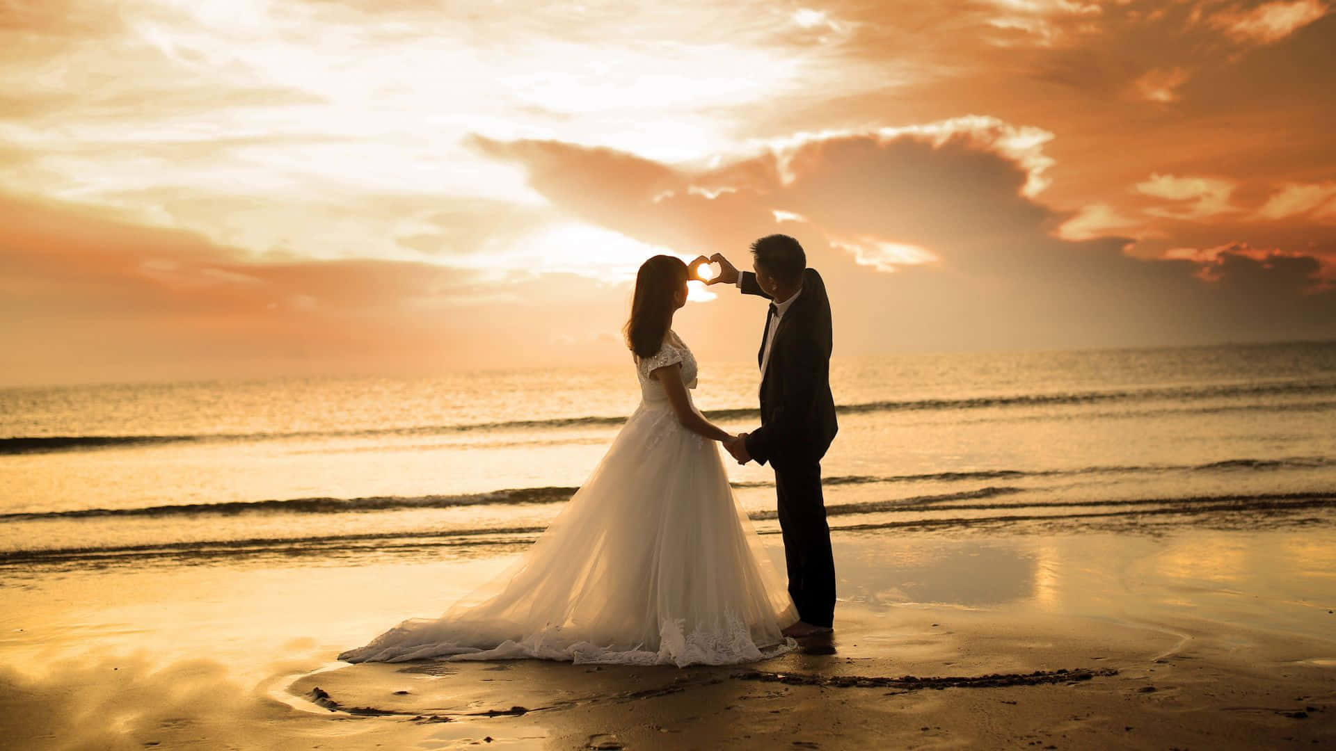 beach, sunset, silhouetted couple, Full HD Desktop Wallpaper