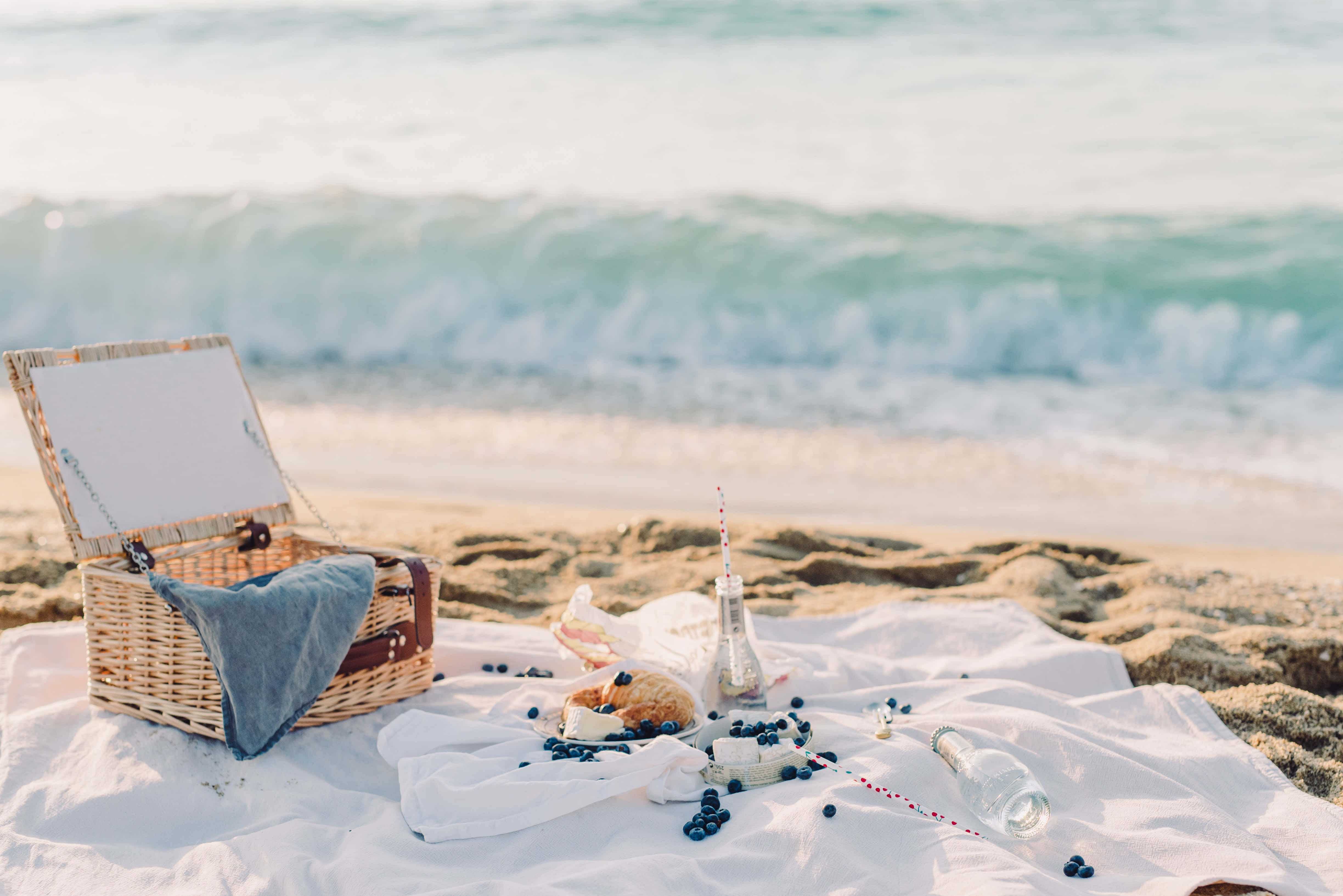 beach picnic, wicker basket, blue blanket, 4K Desktop Wallpaper