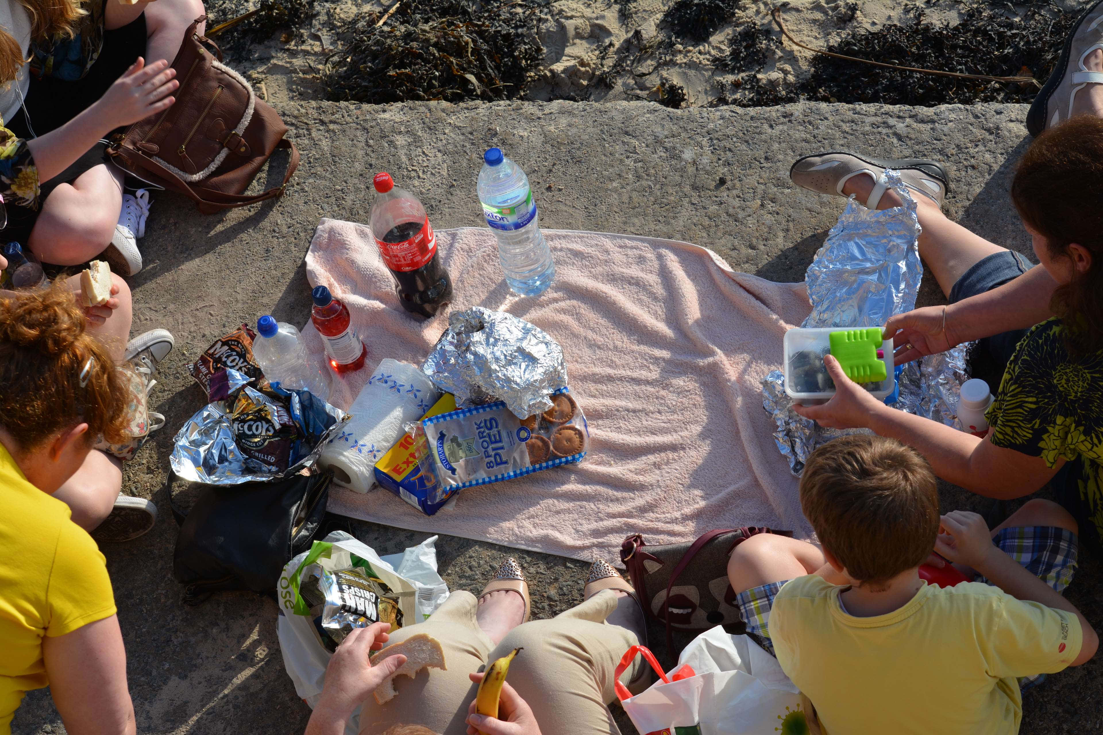 beach picnic, pink towel, sunny beach, 4K Desktop Wallpaper