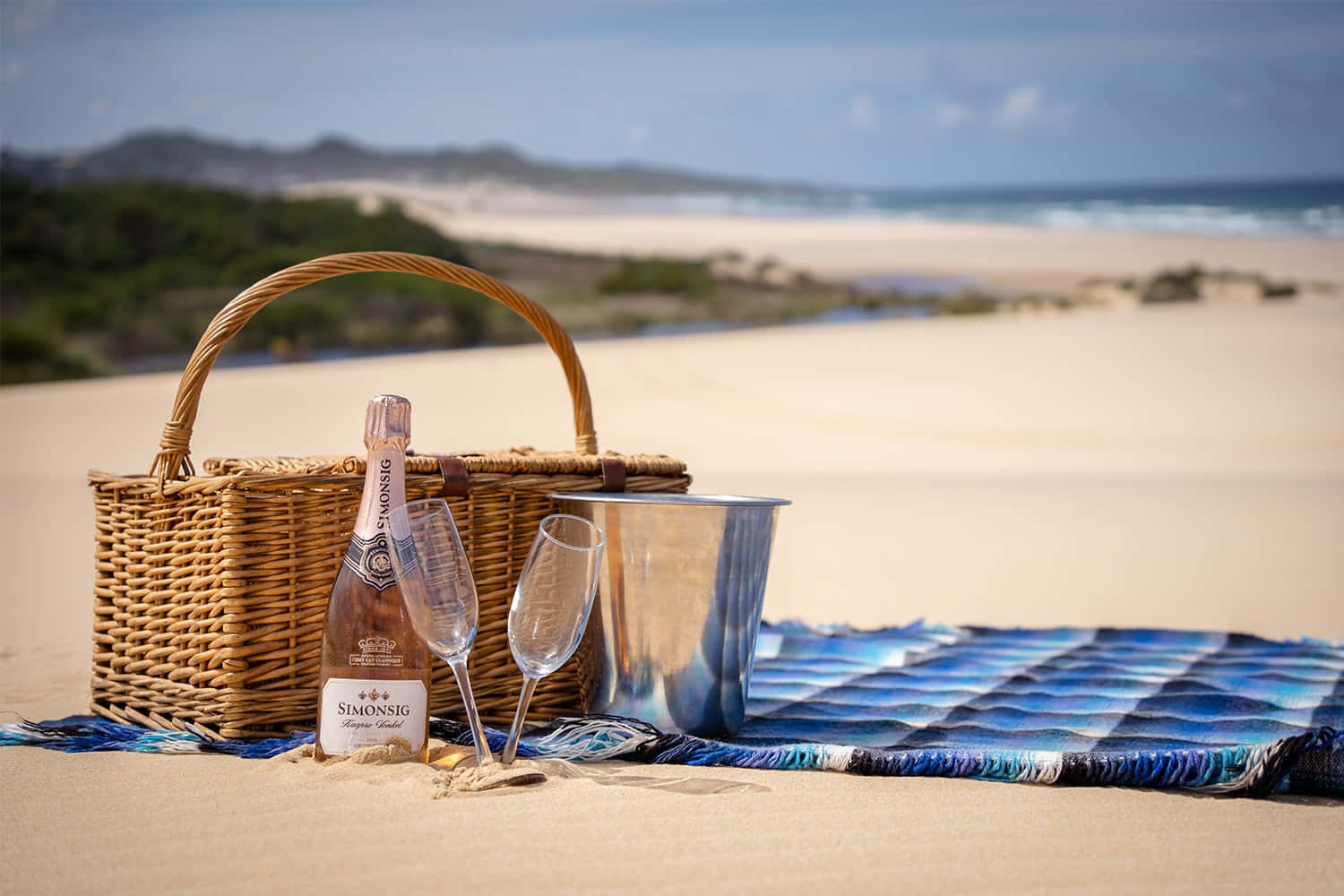 Beach Picnic, wicker picnic basket, champagne and glasses, HD Desktop Wallpaper