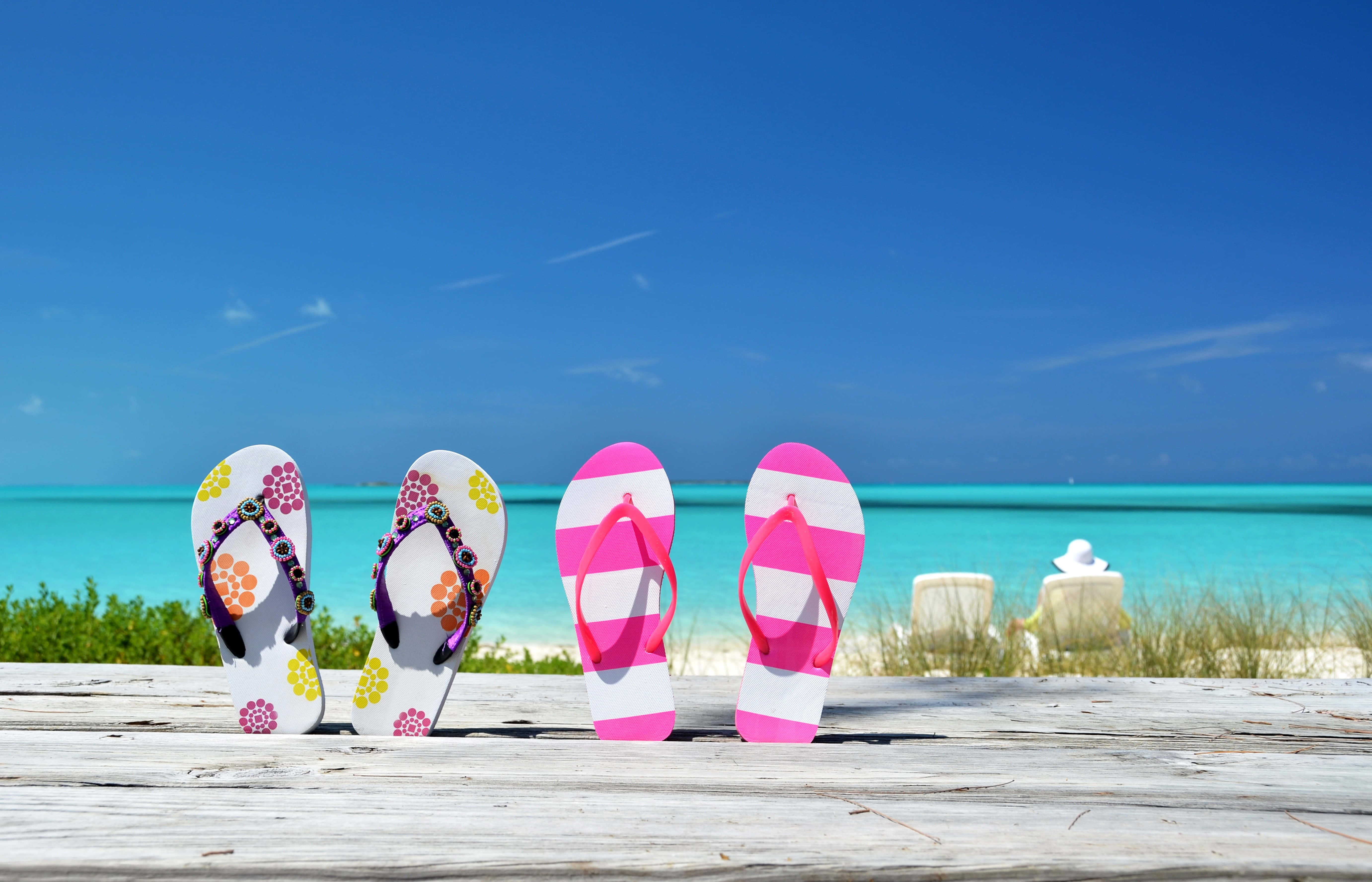 beach sandals 5525 x 3550, colorful flip flops, weathered wooden deck, 5K Desktop Wallpaper