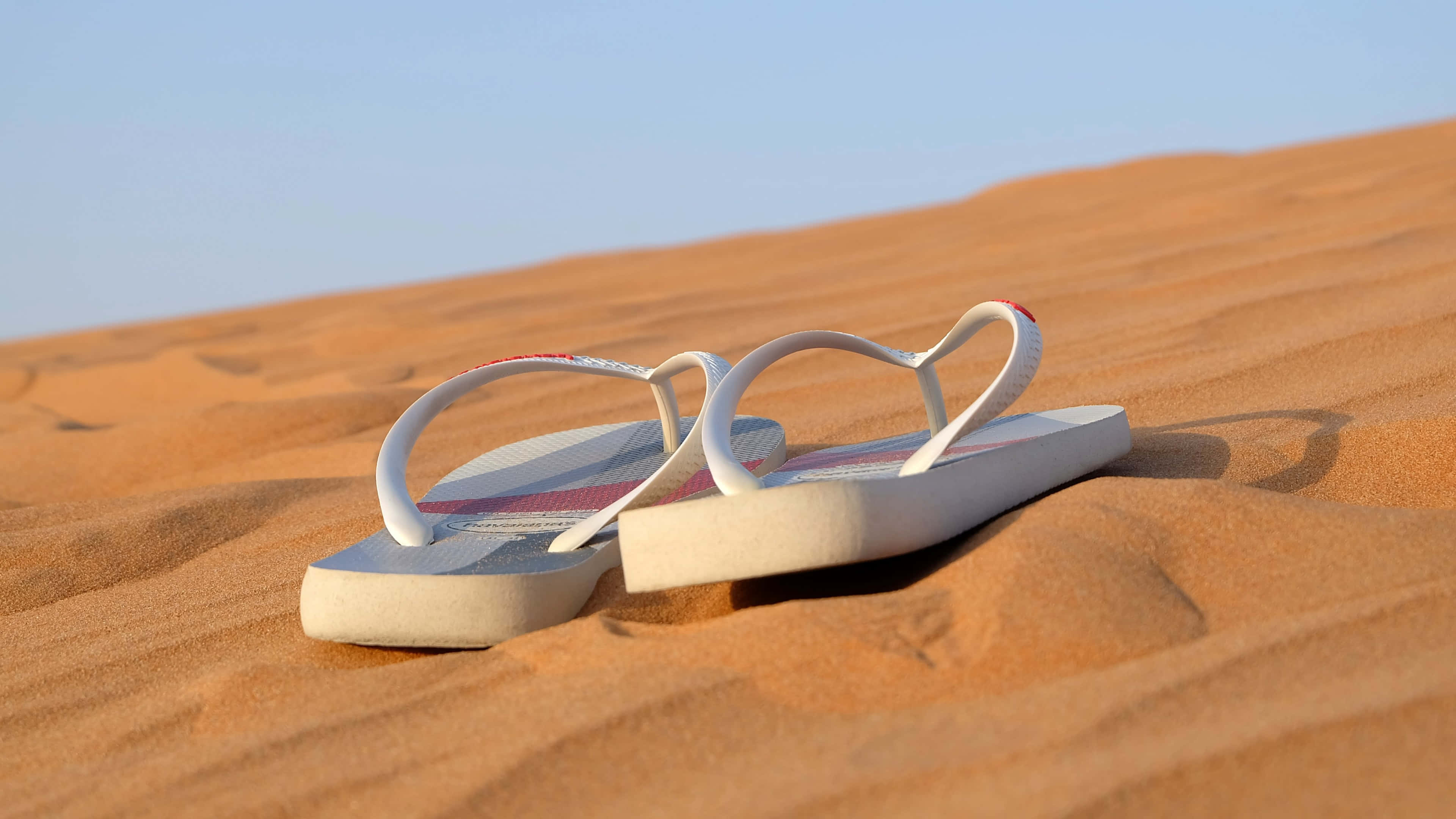 white flip flops, golden desert sand, clear blue sky, 4K Desktop Wallpaper
