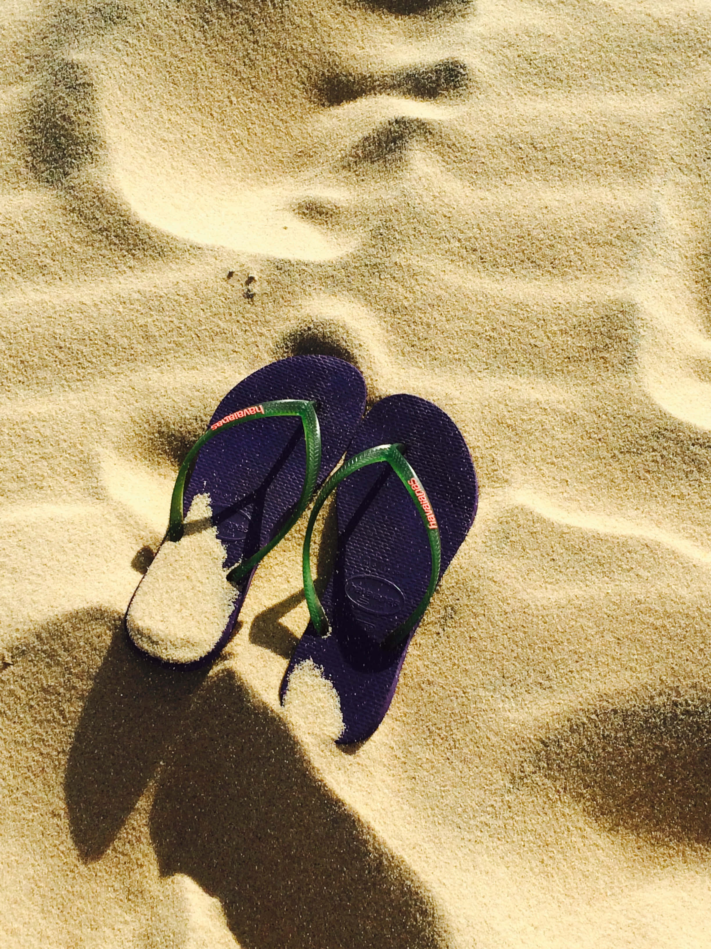 beach sandals, blue flip flops, green straps, 2K Phone Wallpaper