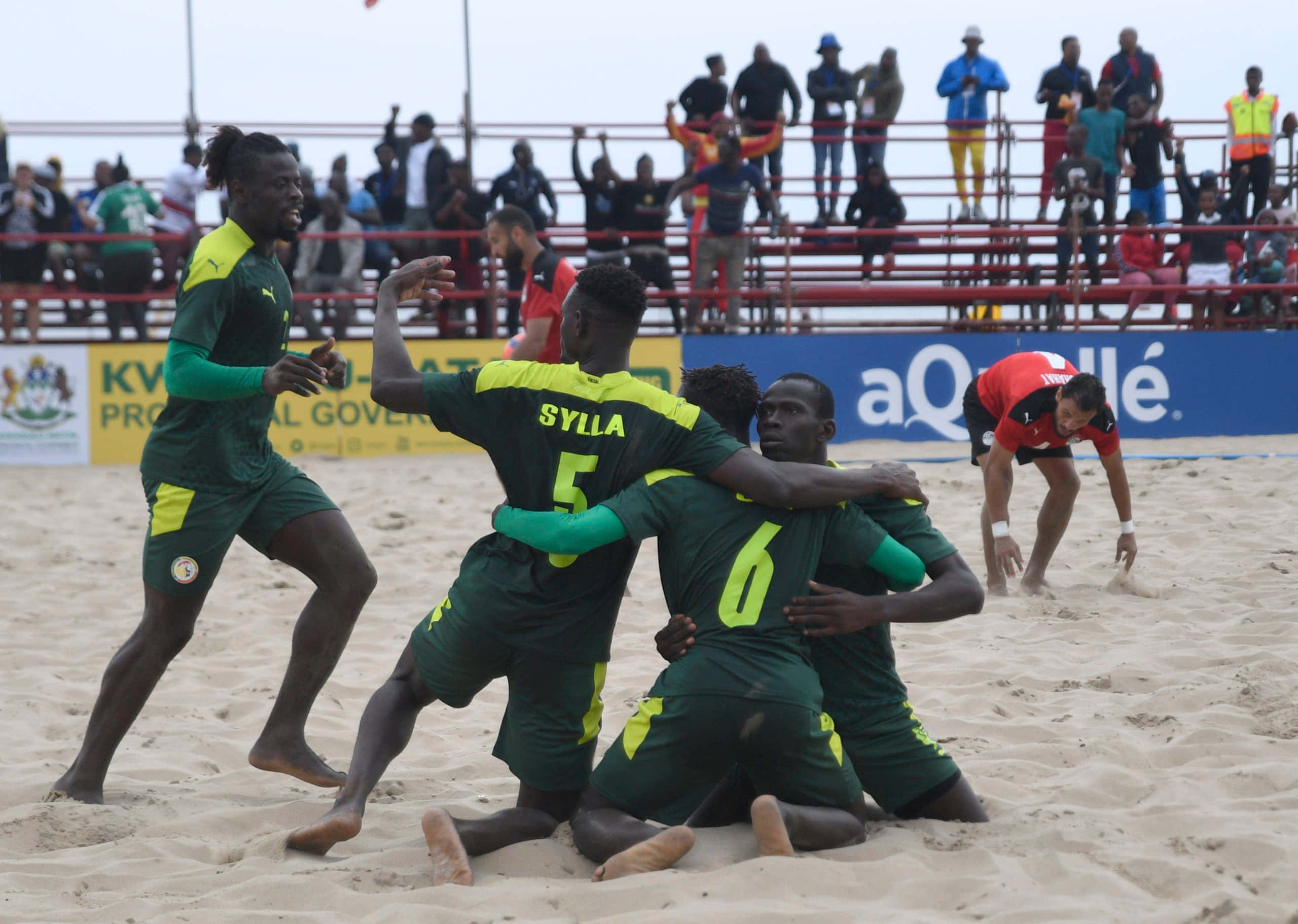 Beach Soccer, green and yellow jerseys, sandy terrain, 2K Desktop Wallpaper