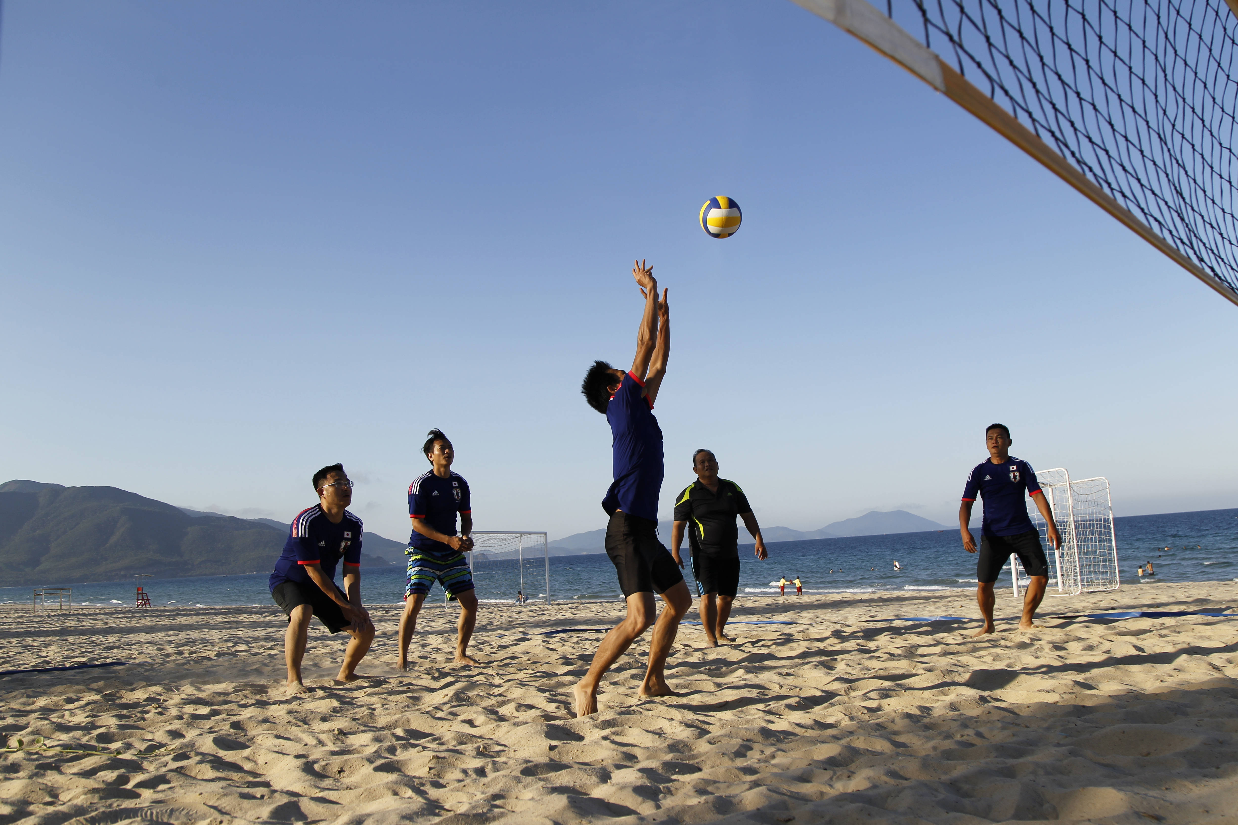 beach volleyball team, sunny beach, ocean, 4K Desktop Wallpaper