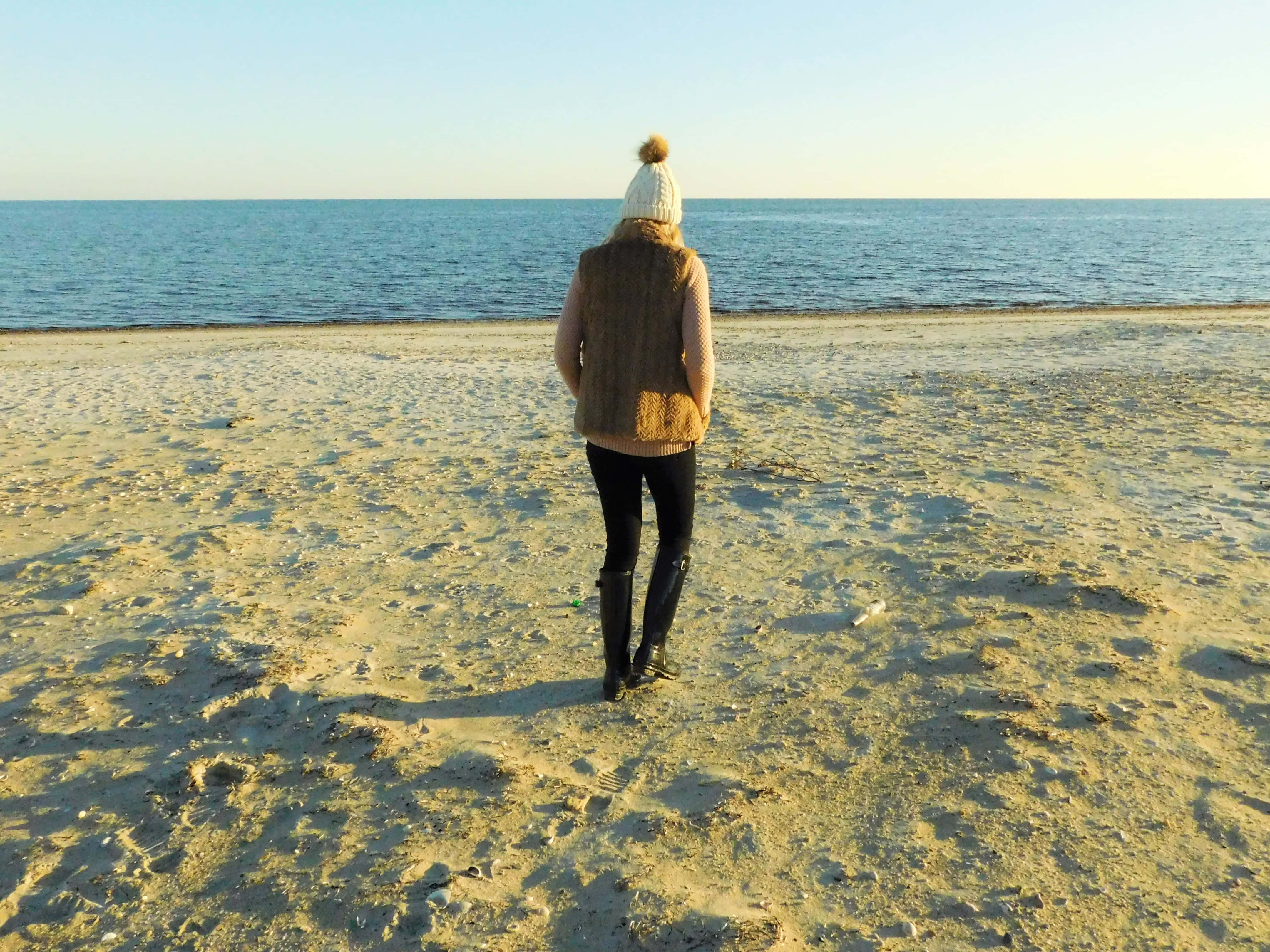 beach walk, golden beach shore, white knit hat, 4K Desktop Wallpaper