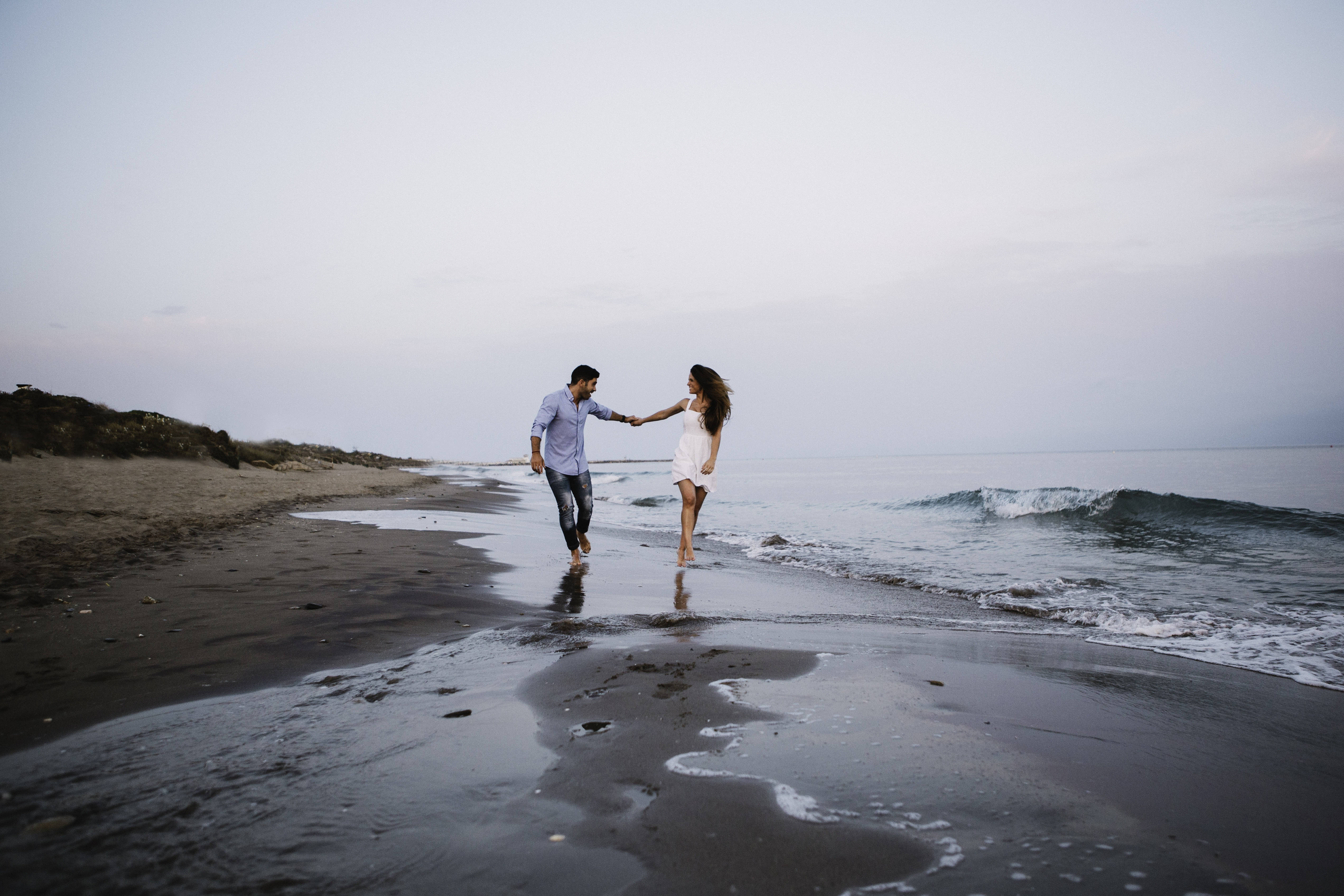 couple, wet sandy beach, gentle waves, 4K Desktop Wallpaper