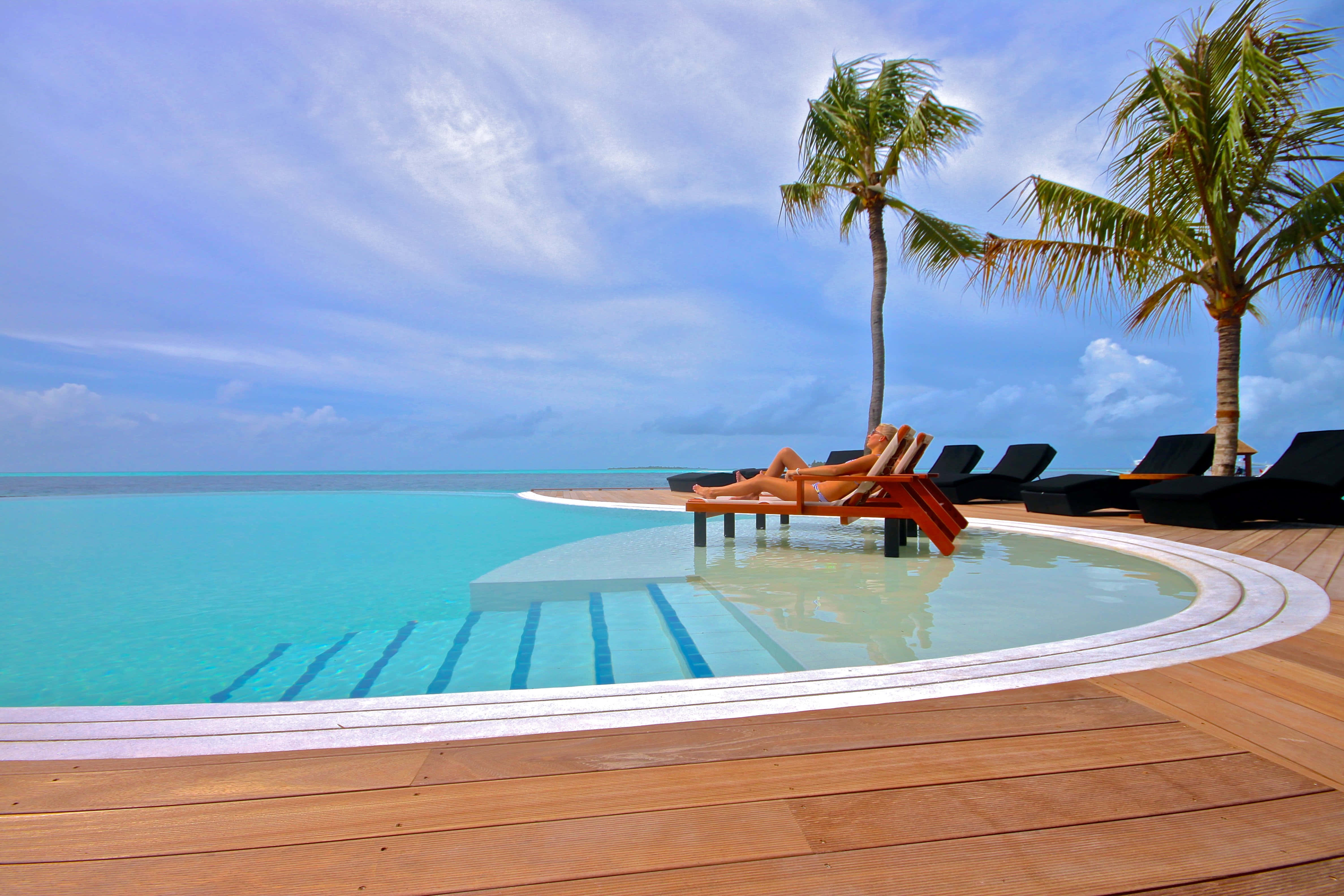 infinity pool, turquoise ocean, palm trees, 4K Desktop Wallpaper