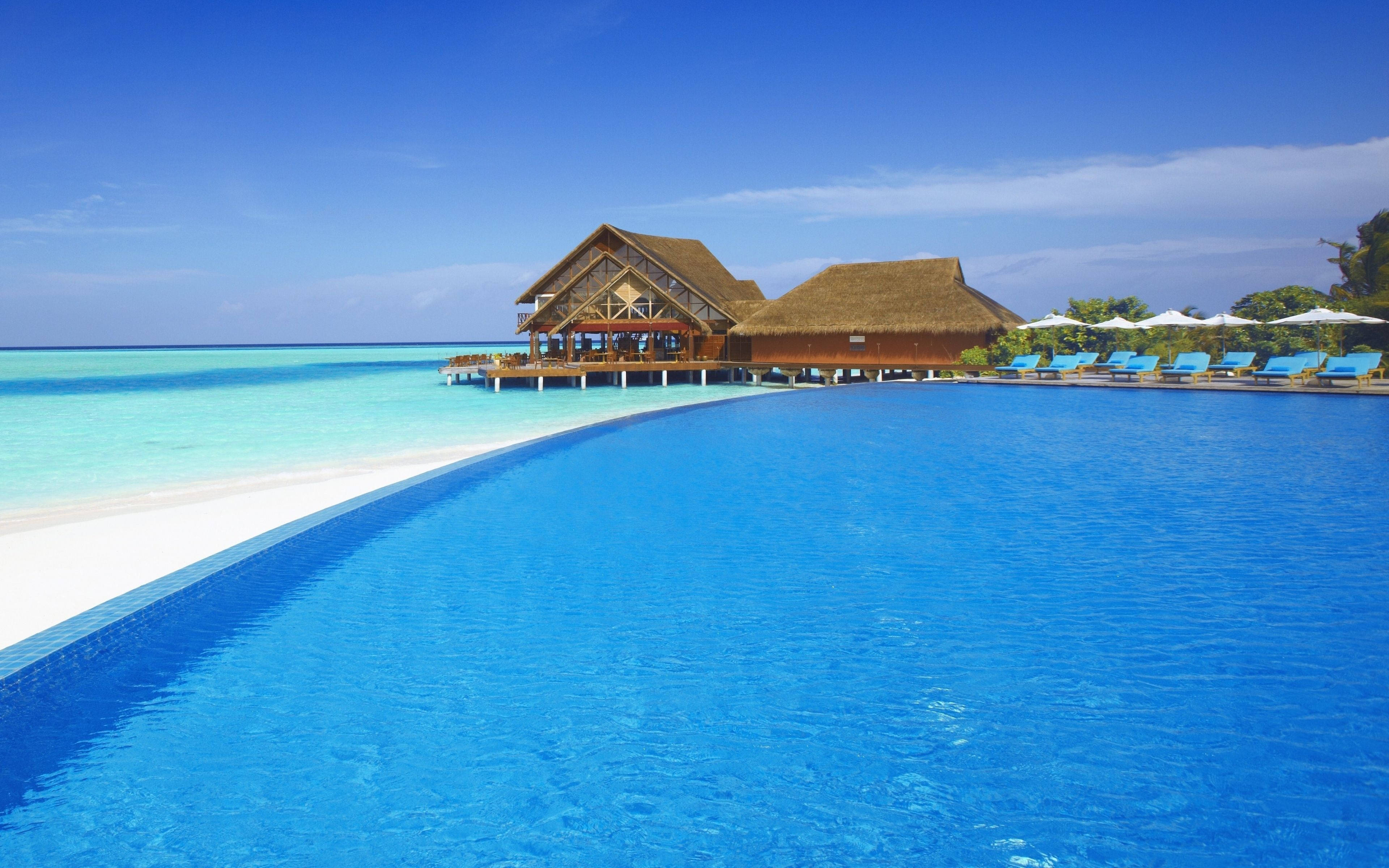 infinity pool, turquoise ocean, thatched-roof overwater bungalows, 4K Desktop Wallpaper
