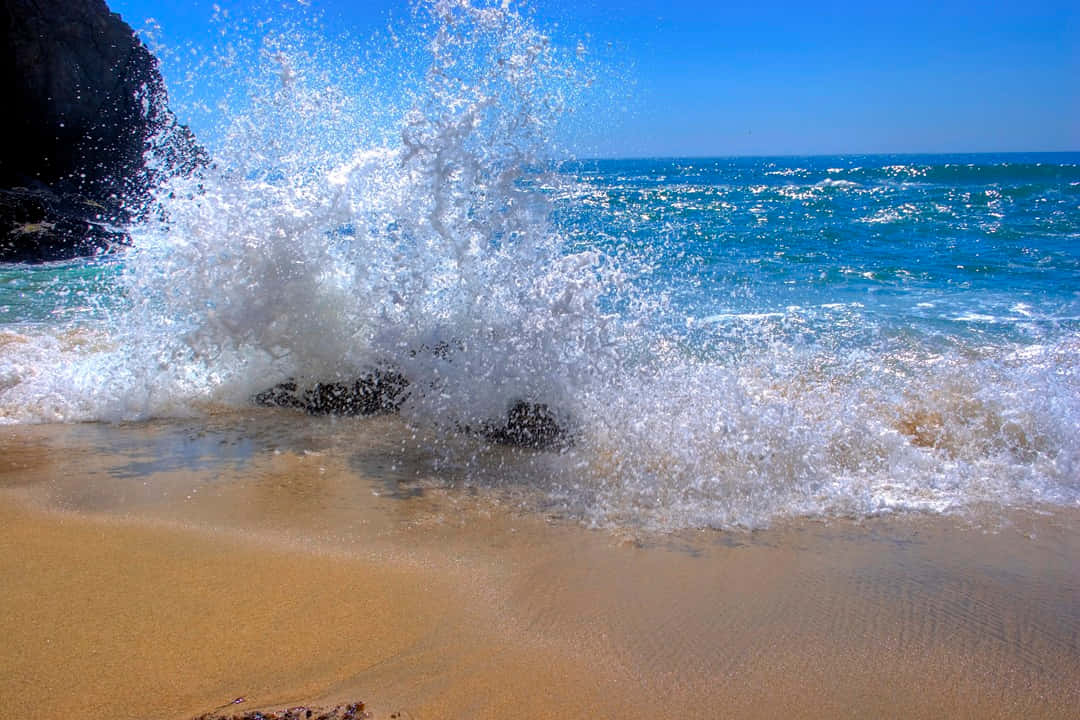 Beach Waves, ocean wave, dark rocks, SD Desktop Wallpaper