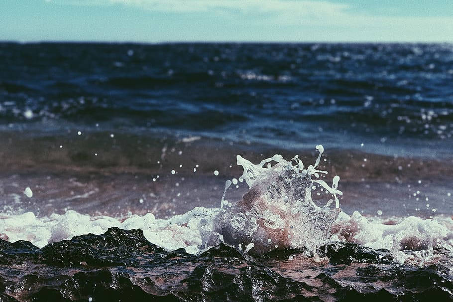 ocean wave, dark rocks, frothy white splash, SD Desktop Wallpaper