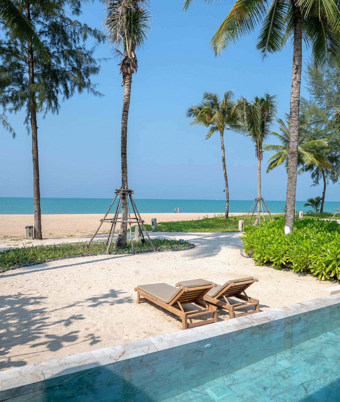 white sand beach, blue ocean, wooden lounge chairs, HD Phone Wallpaper