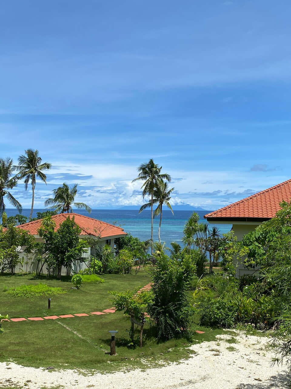tropical resort villas, red roofs, palm trees, HD Phone Wallpaper