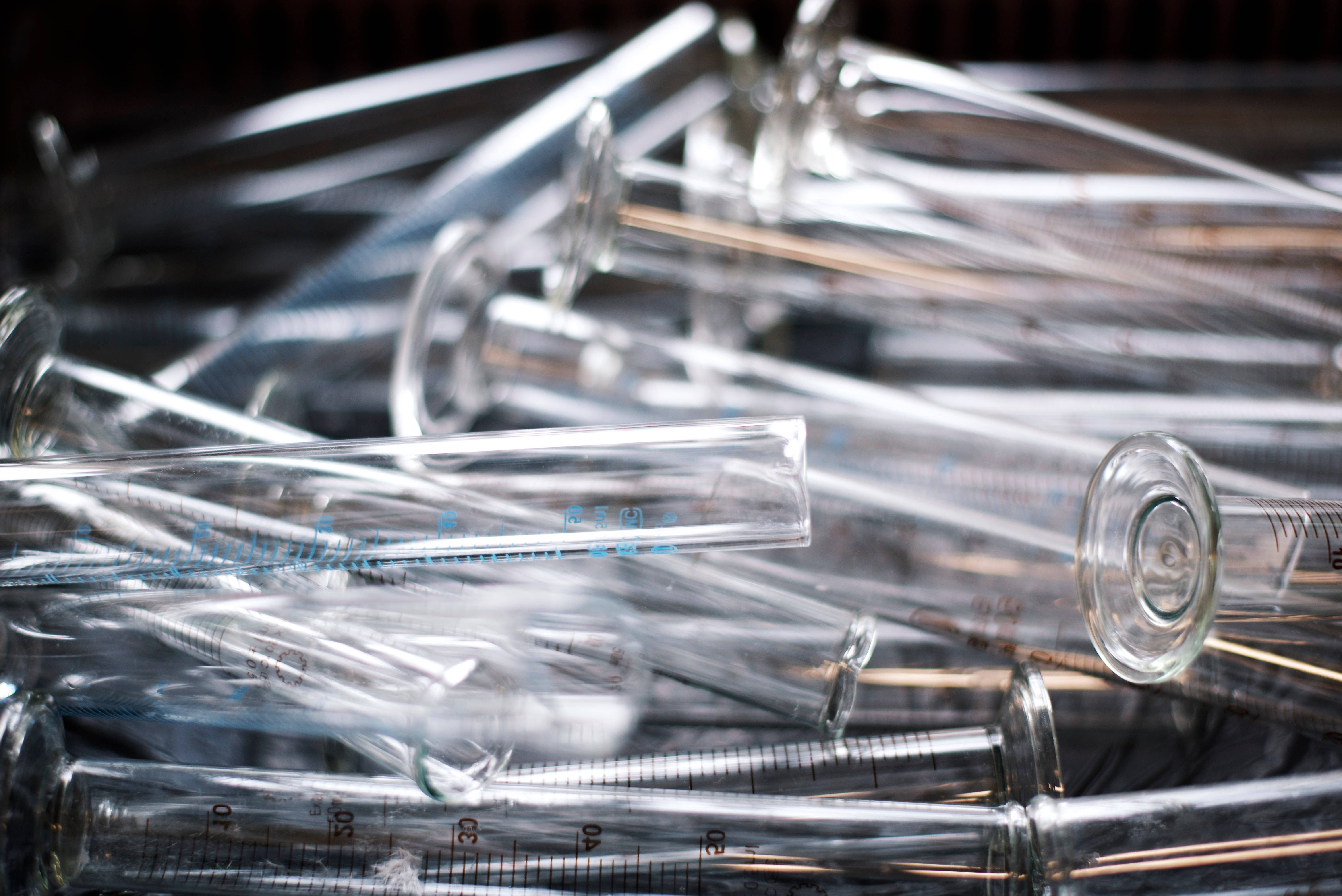 Beaker, glass syringes, measurement markings, 5K Desktop Wallpaper