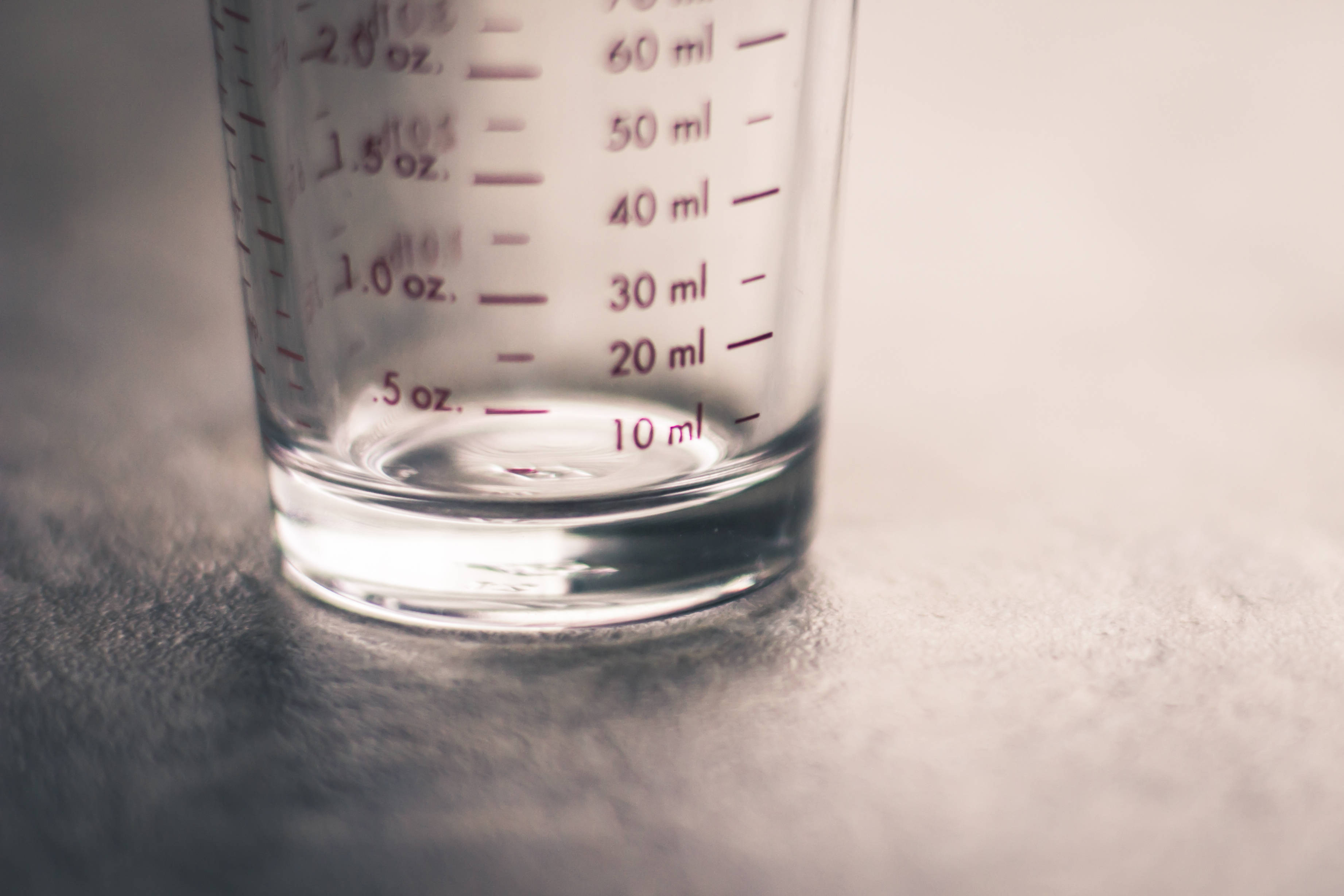 half beaker measurement, clear glass measuring cup, red volume markings, 2K Desktop Wallpaper