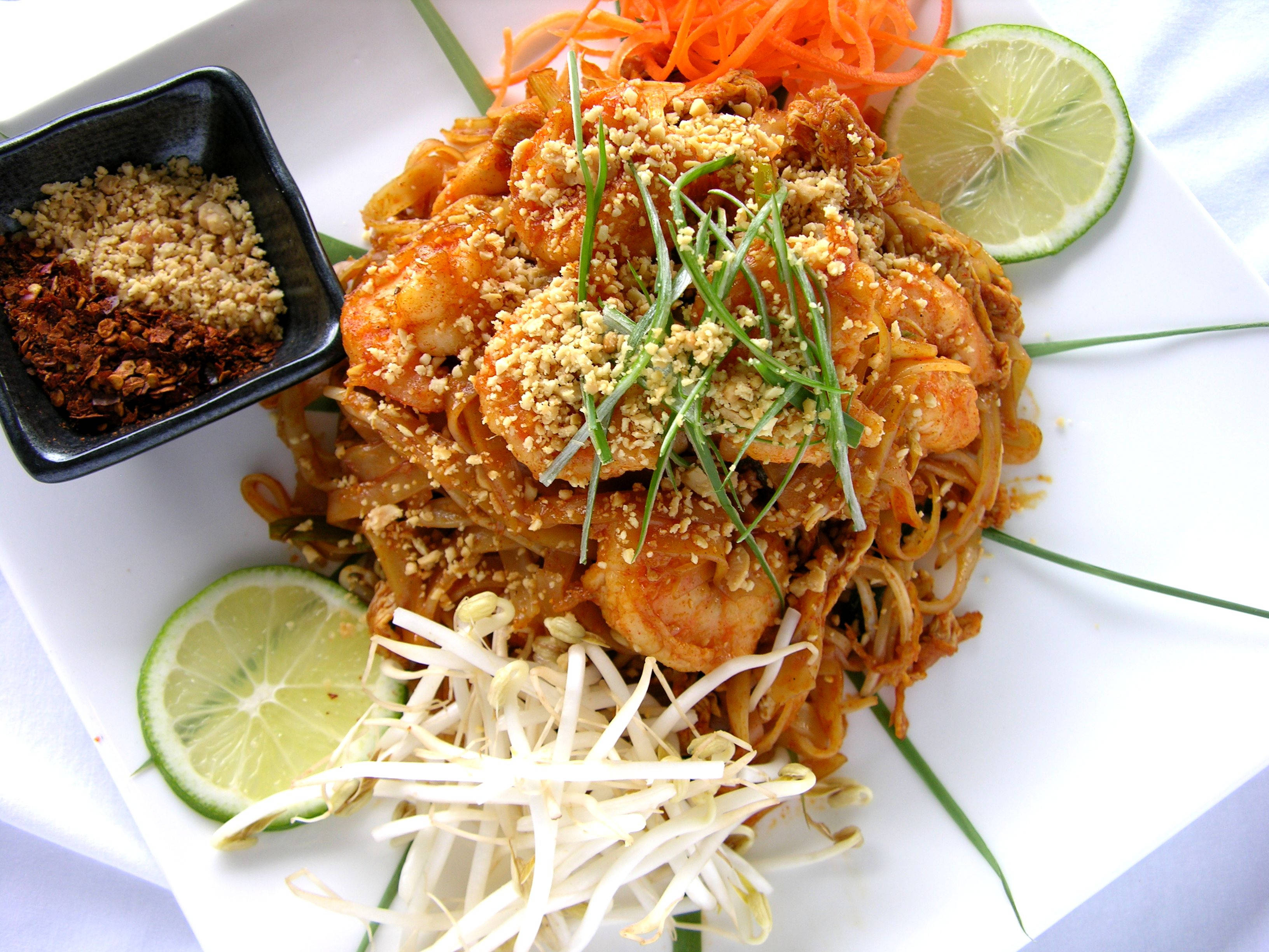 Pad Thai, shrimp, crushed peanuts, 2K Desktop Wallpaper