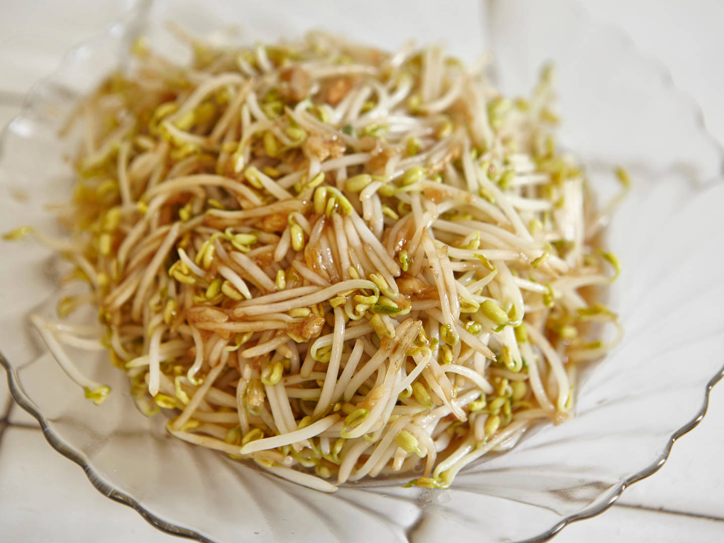 mung bean sprouts, glistening, clear glass bowl, HD Desktop Wallpaper