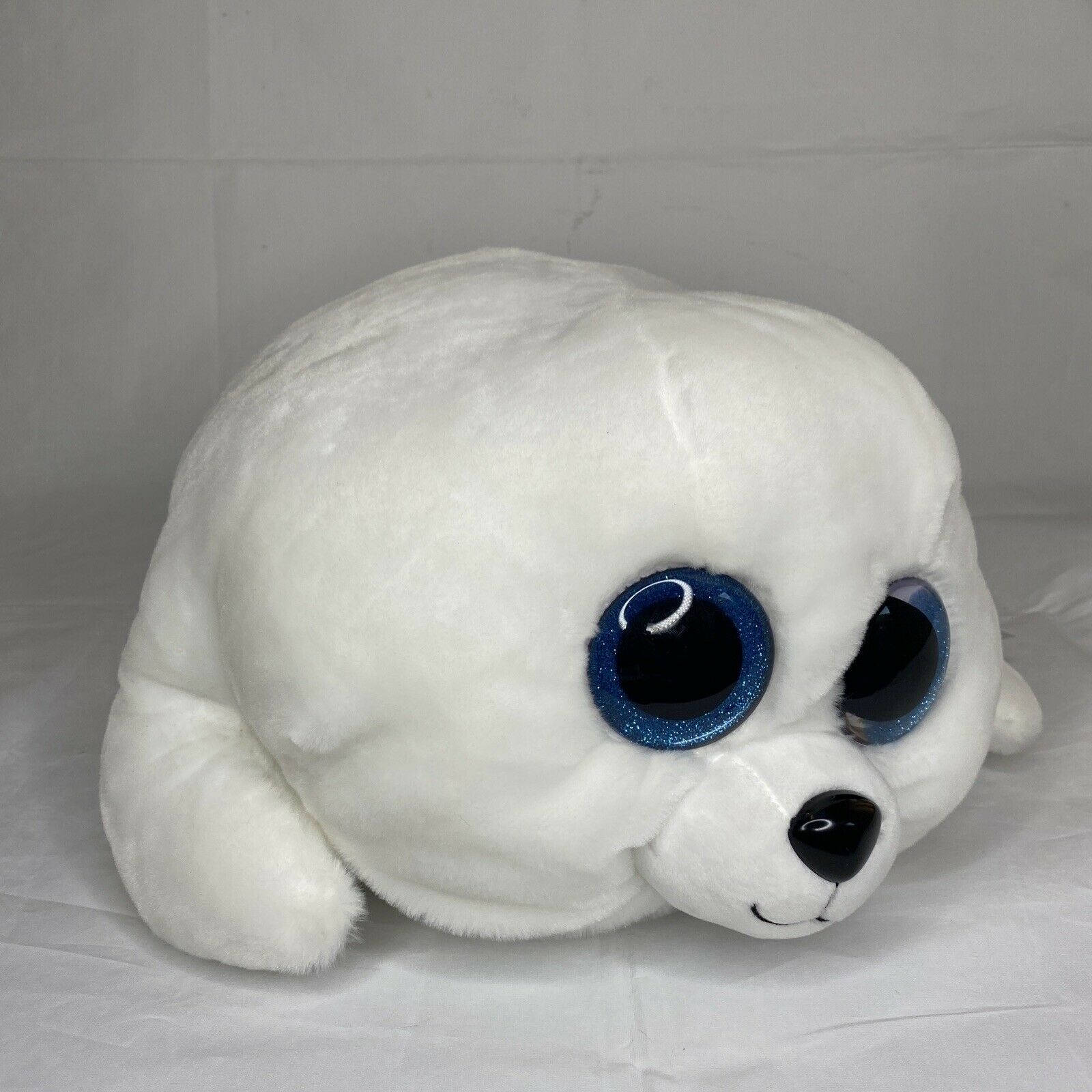 White Fluffy Beanie Boos, fluffy white plush seal, glittery blue eyes, HD Desktop Wallpaper