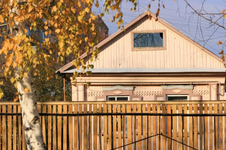 wooden house, decorative trim, small window, SD Desktop Wallpaper