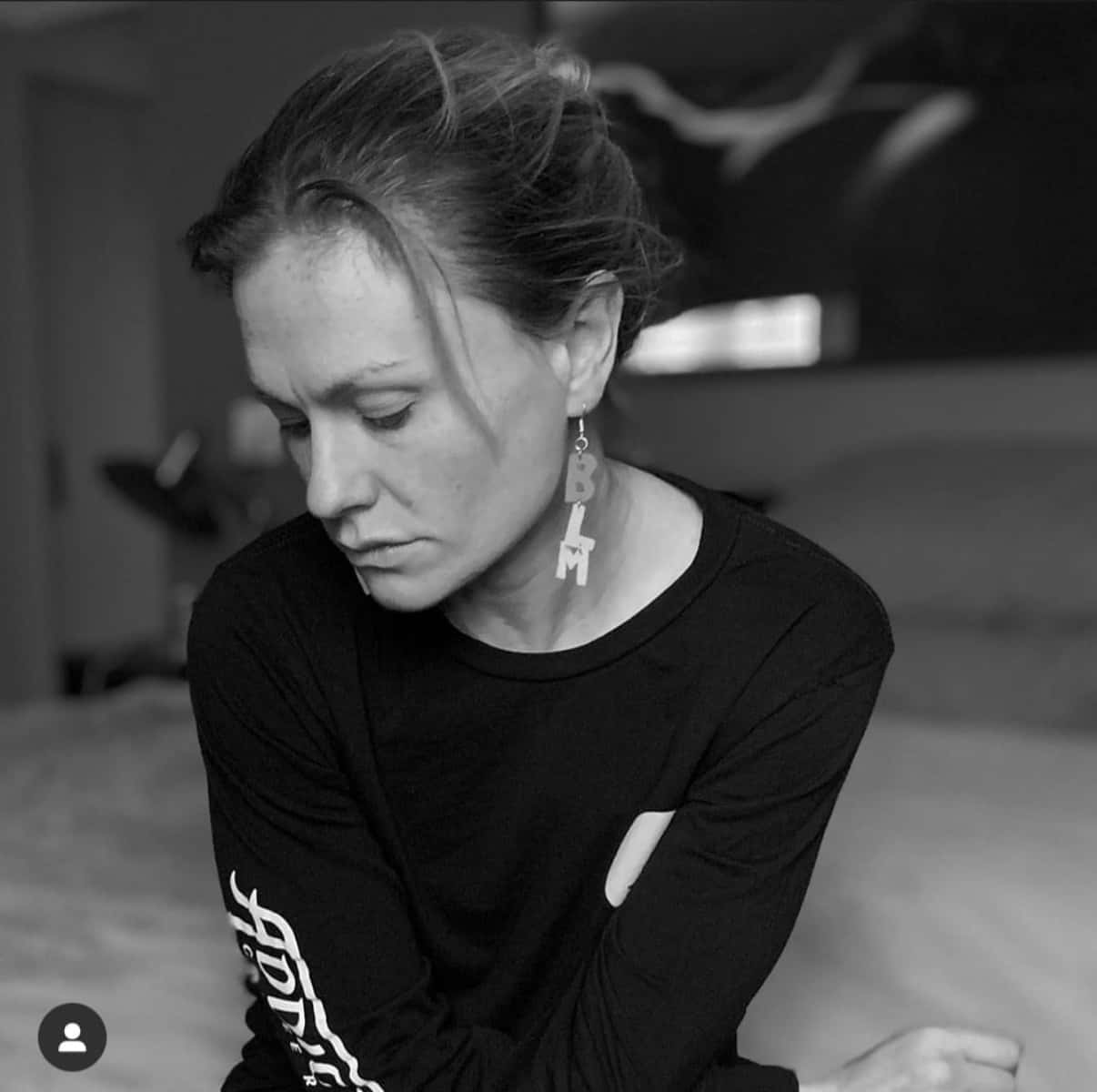 contemplative blackand white portrait, woman, black long sleeve shirt, SD Desktop Wallpaper