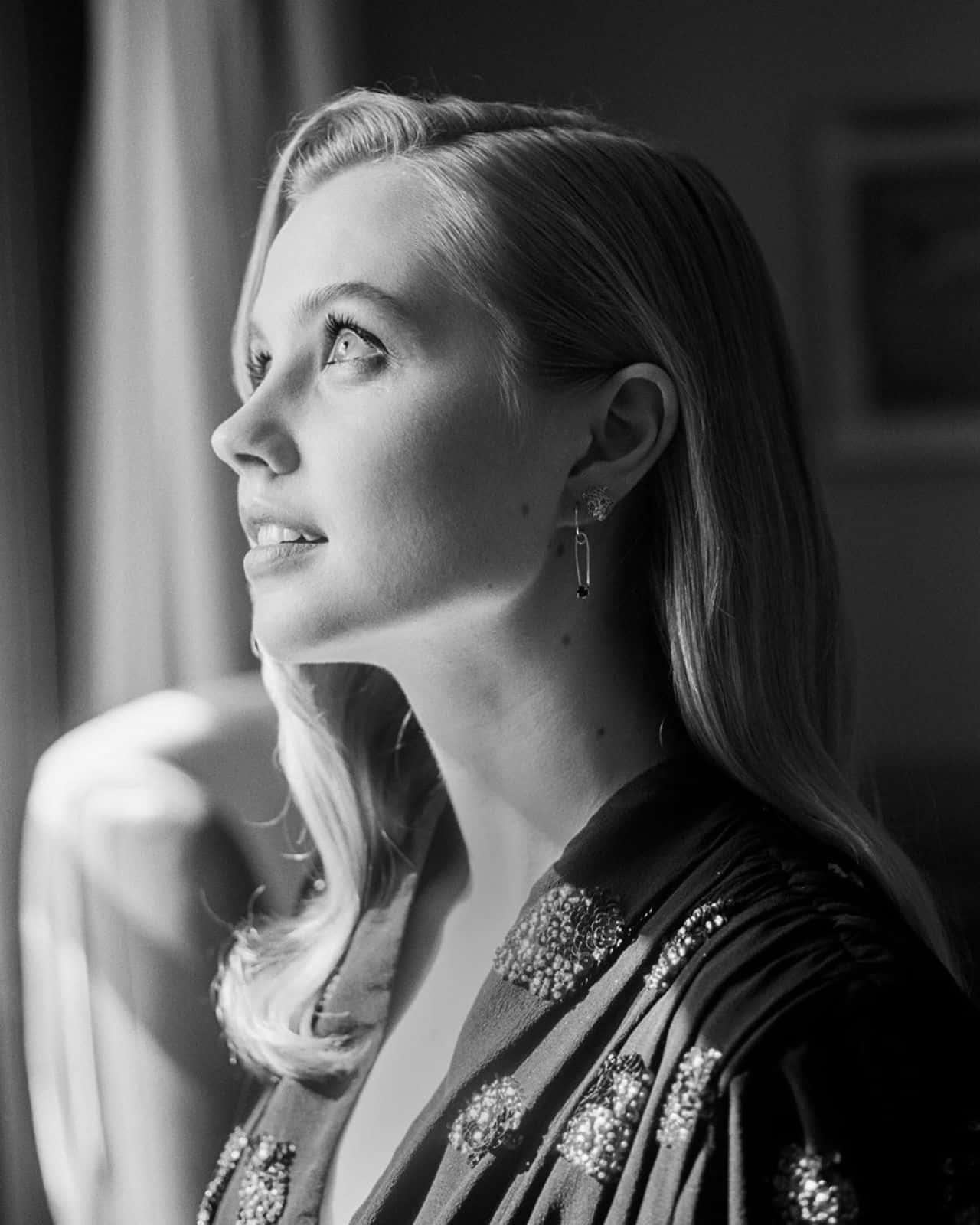 elegant profile, black and white portrait, woman in profile, HD Phone Wallpaper