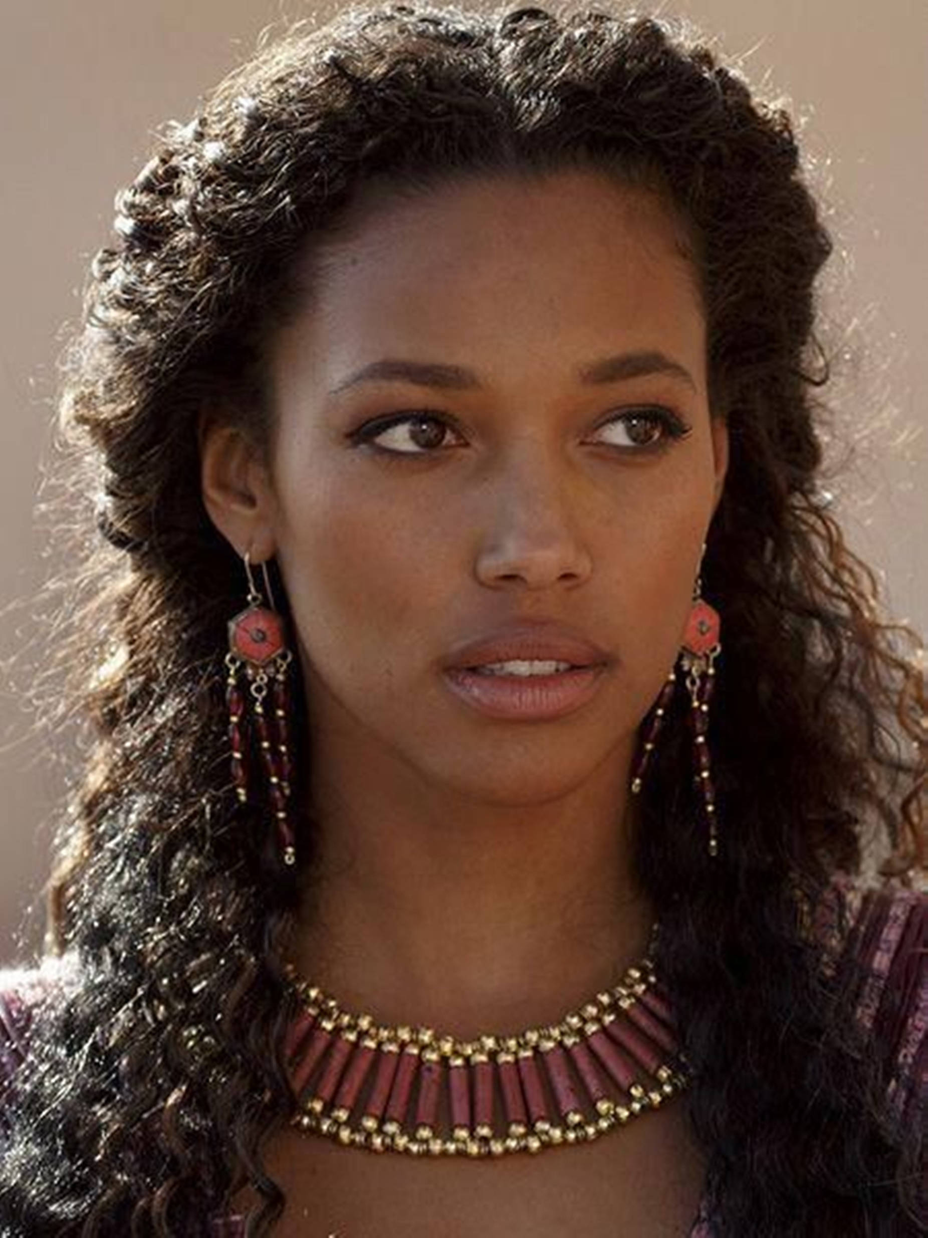 natural black woman, dark curly hair, ornate red and gold jewelry, Full HD Phone Wallpaper