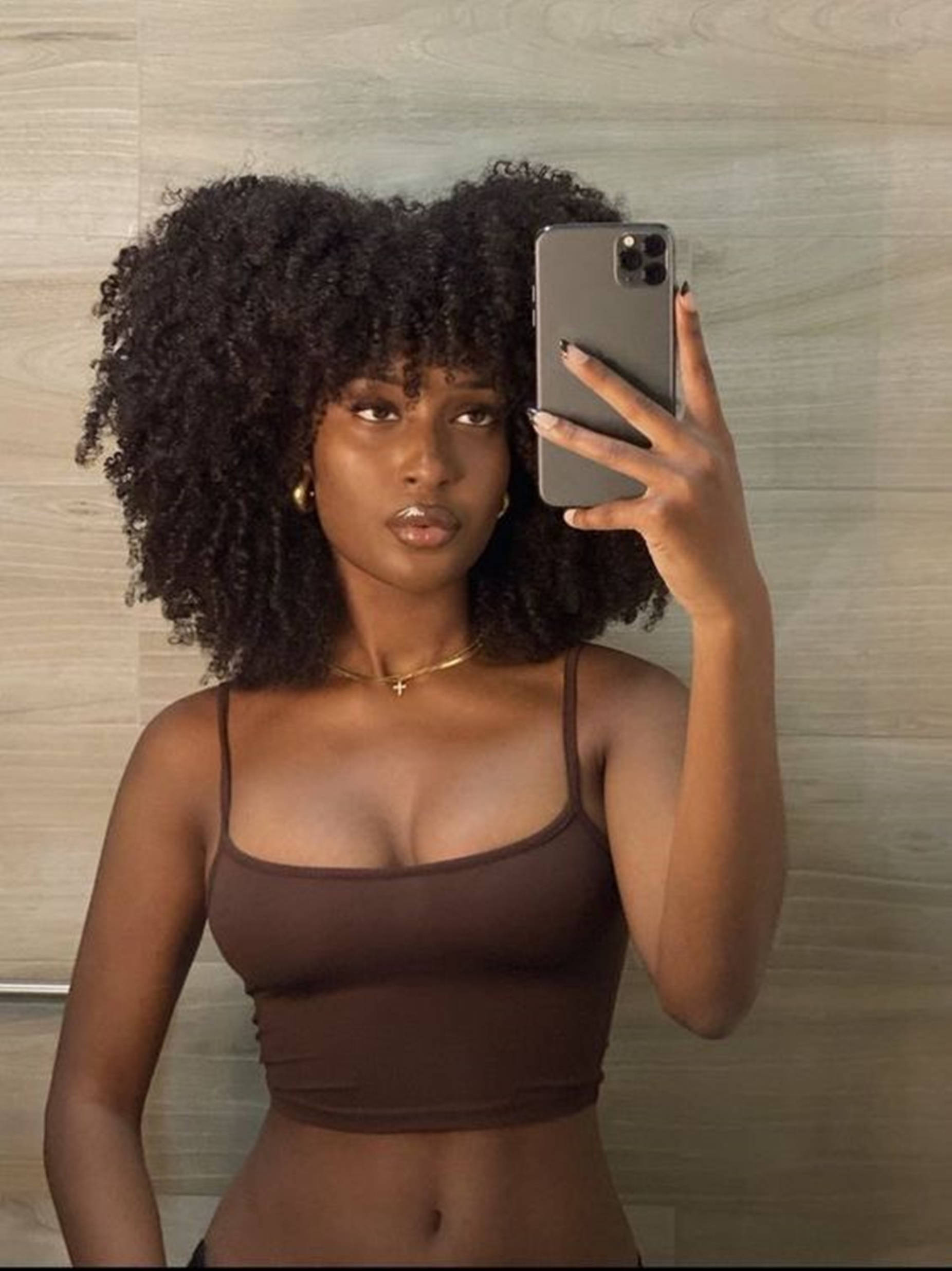 beautiful black woman, voluminous curly hair, mirror selfie, Full HD Phone Wallpaper