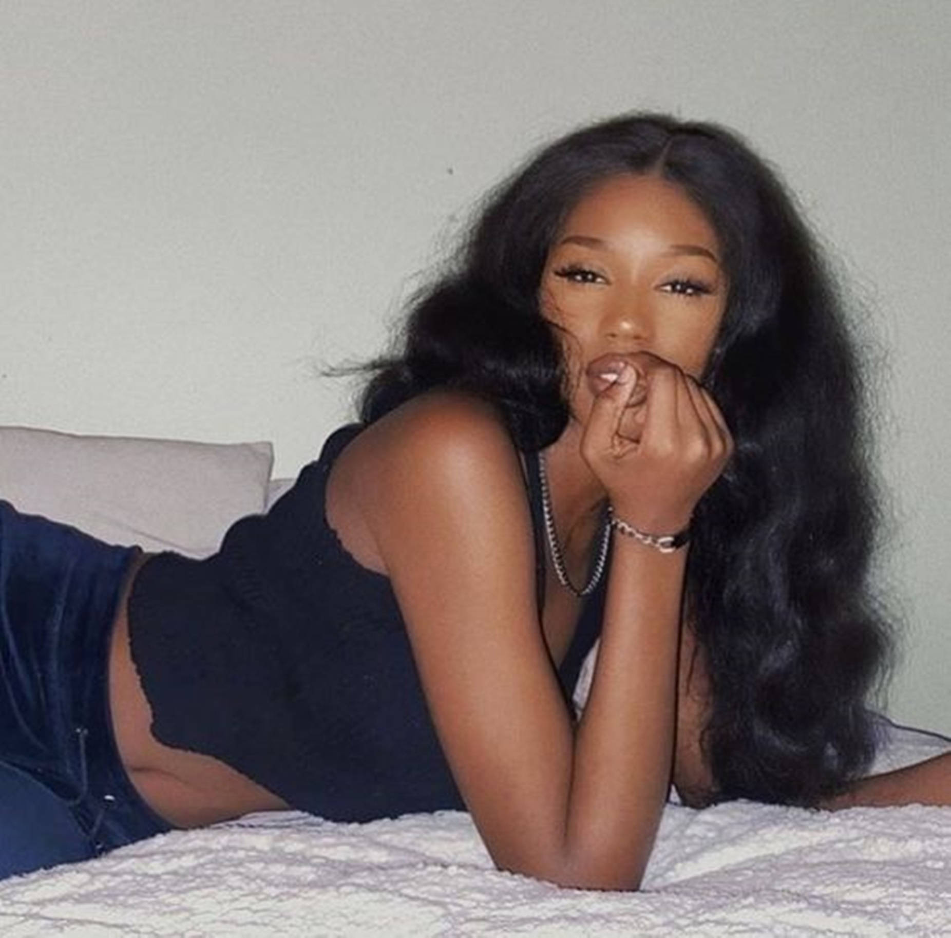 sultry beautiful black woman, long dark hair, bed, HD Desktop Wallpaper
