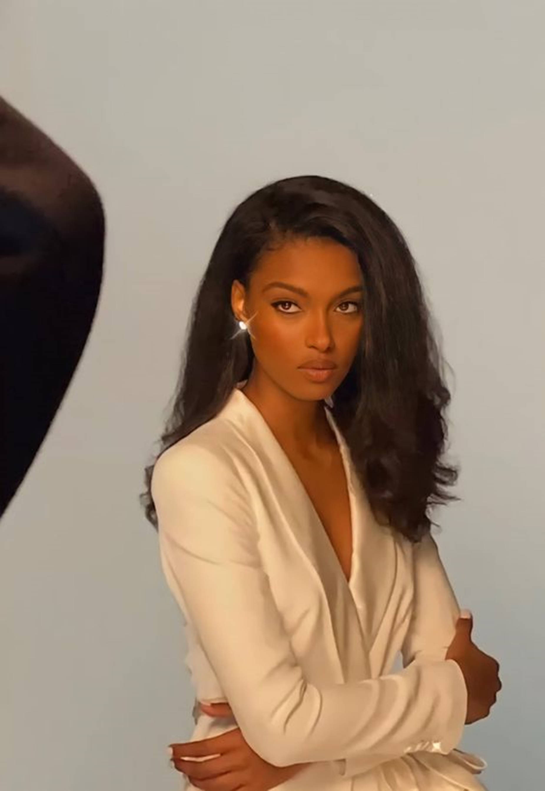 beautiful black business woman, long dark hair, white blazer, 2K Phone Wallpaper