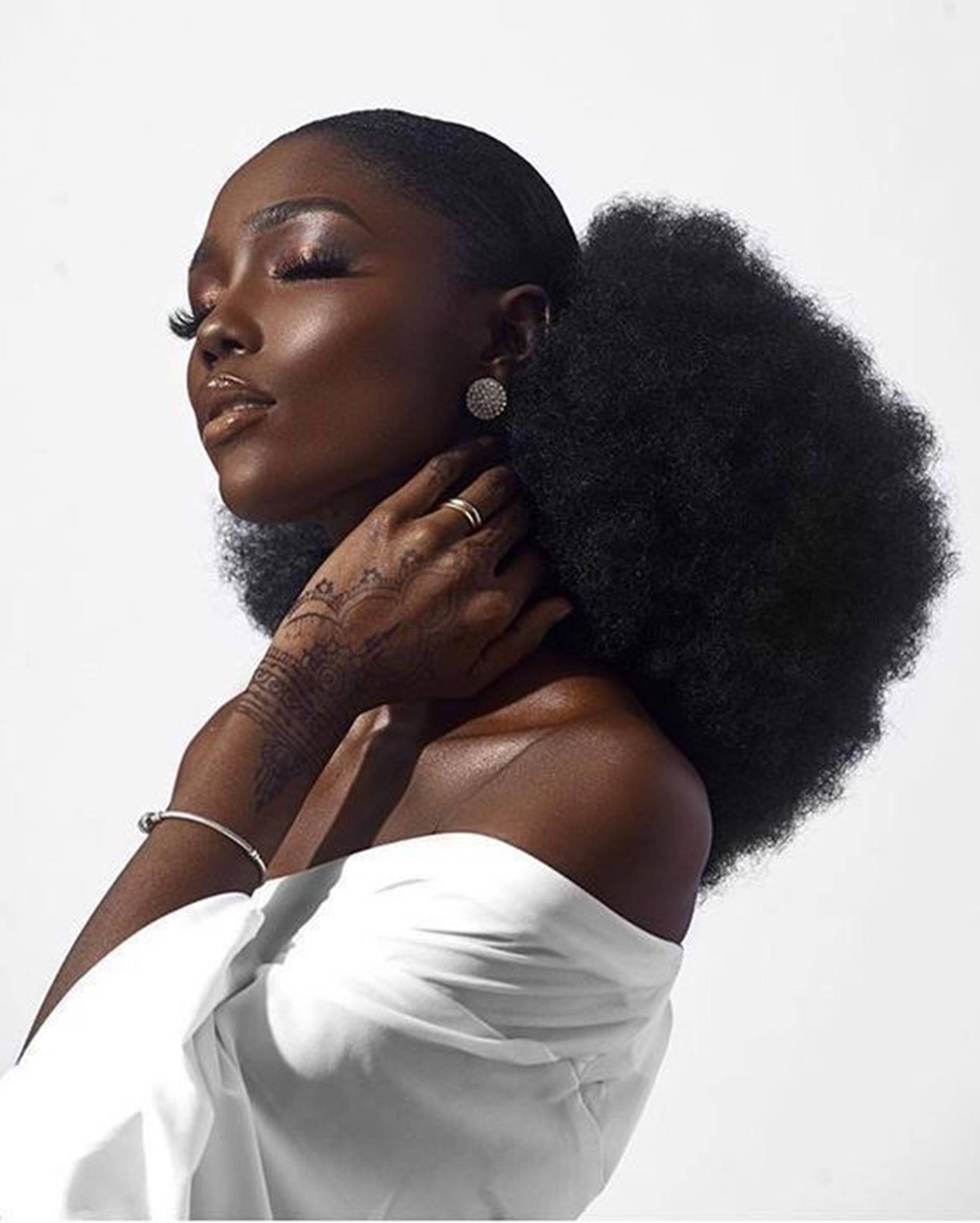 beautiful black woman, voluminous black afro hair, henna tattooed hands, Full HD Phone Wallpaper