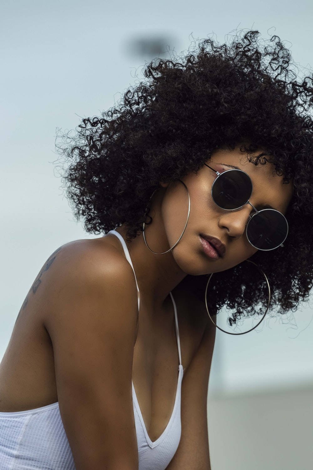 voluminous curly hair, round sunglasses, large hoop earrings, HD Phone Wallpaper
