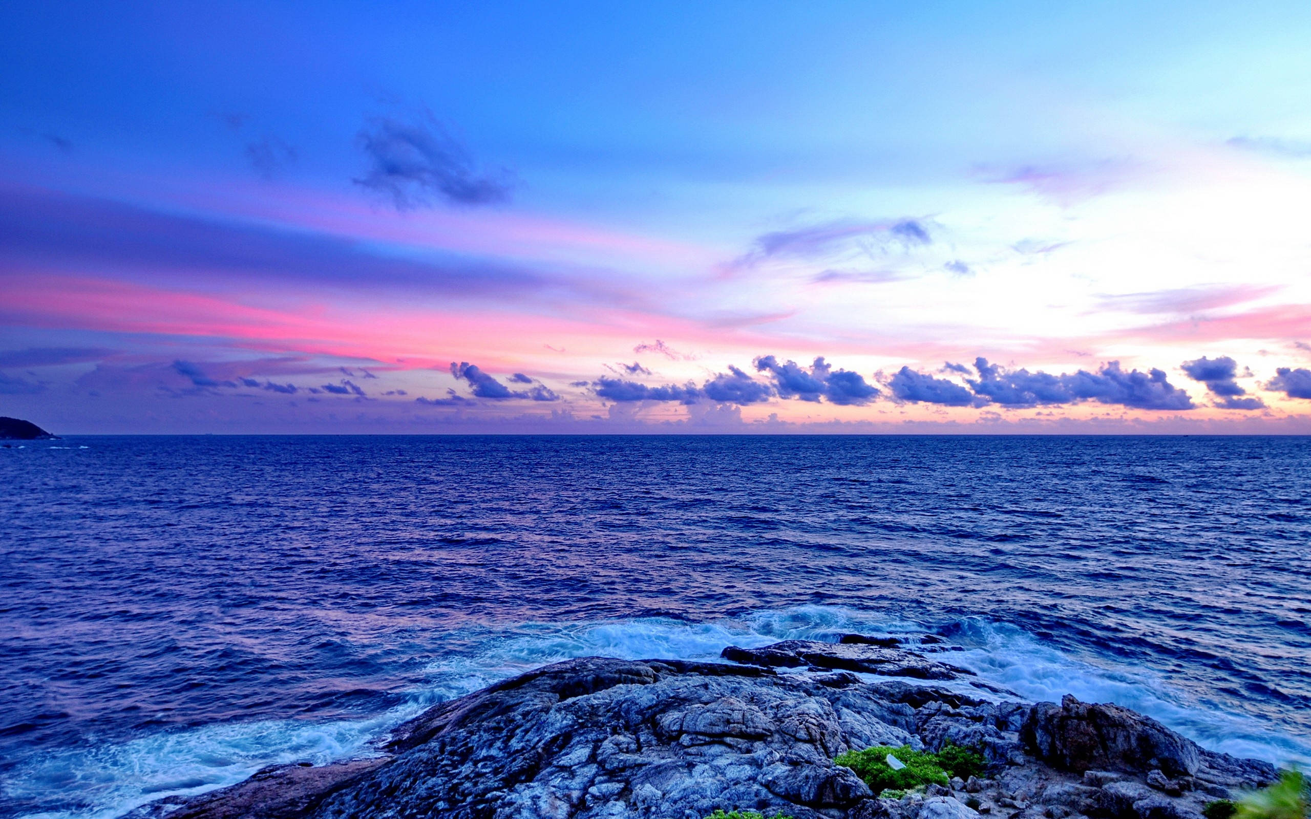 pink and purple sunset, rocky coastline, ocean waves, 2K Desktop Wallpaper