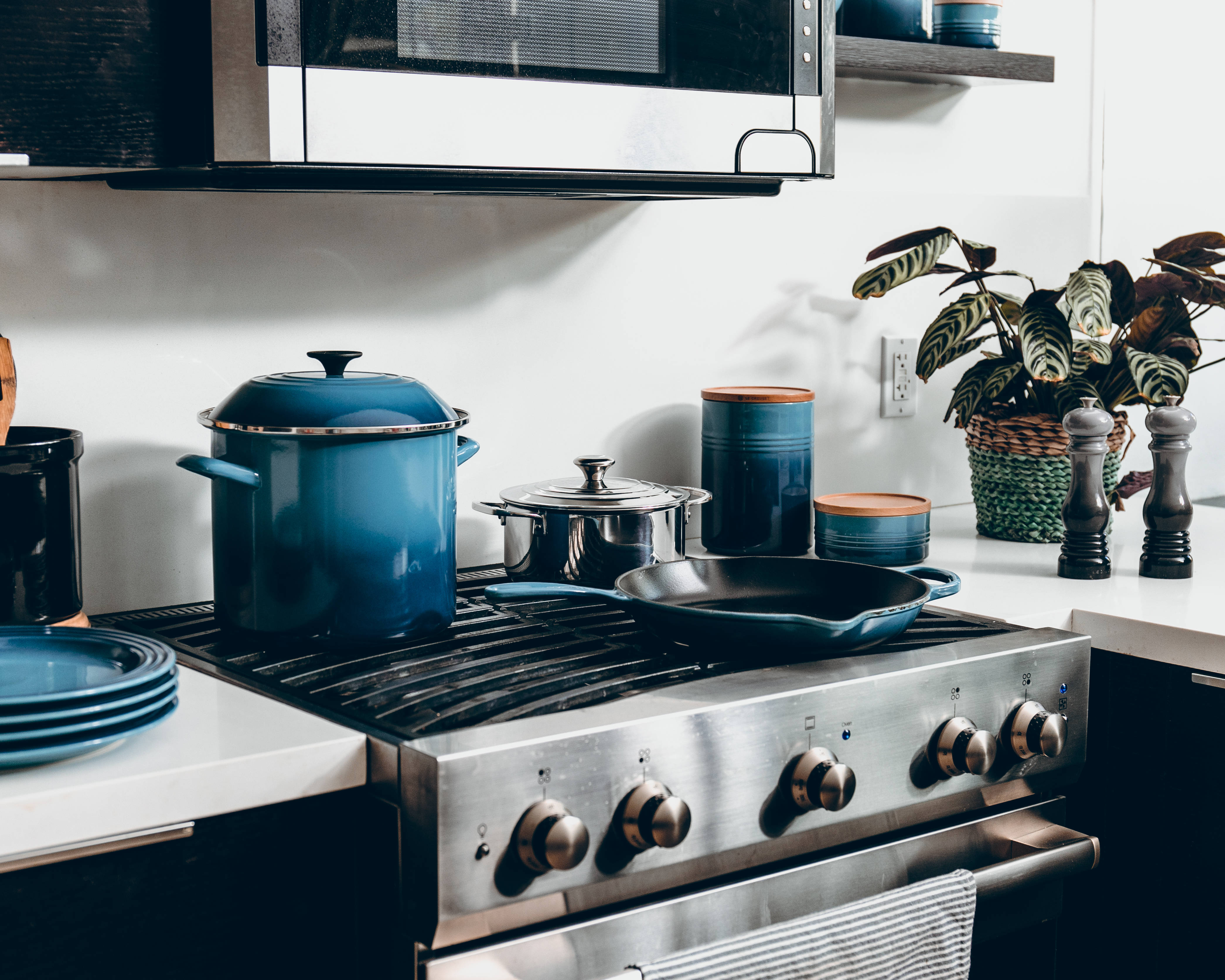 blue enamel pots, white countertop, modern kitchen stove, 4K Desktop Wallpaper