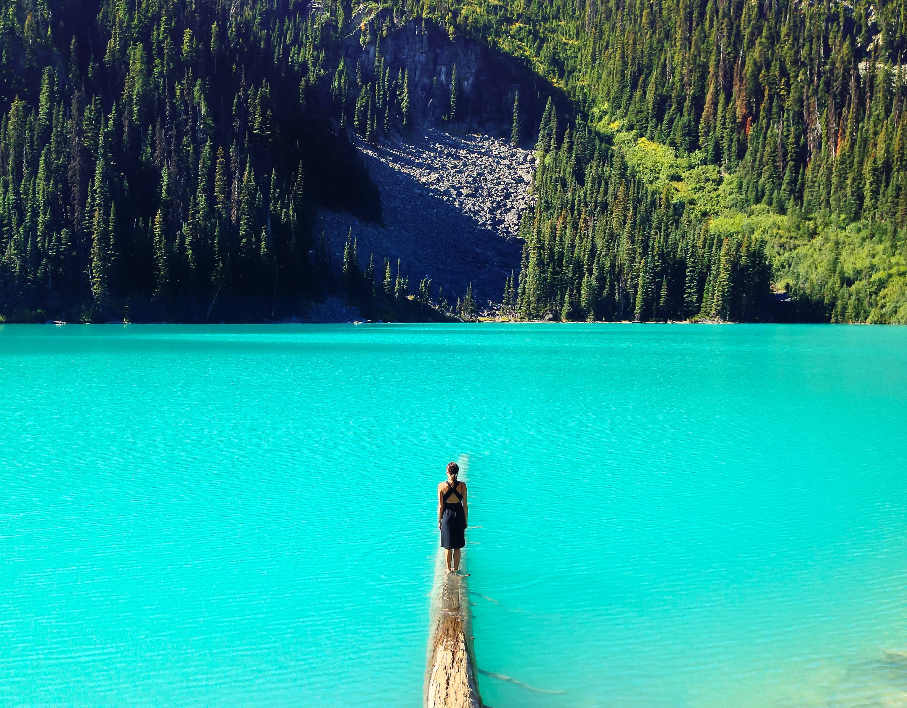 beautiful blue water, vibrant turquoise lake, dense green forests, 2K Desktop Wallpaper