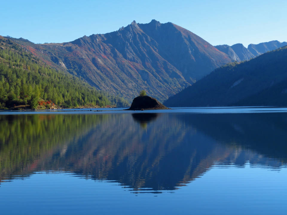 Beautiful Blue Lake, mountain lake, jagged peaks, SD Desktop Wallpaper