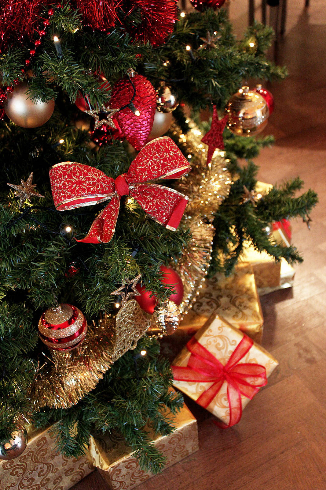 Christmas tree, red bows, gold tinsel, HD Phone Wallpaper