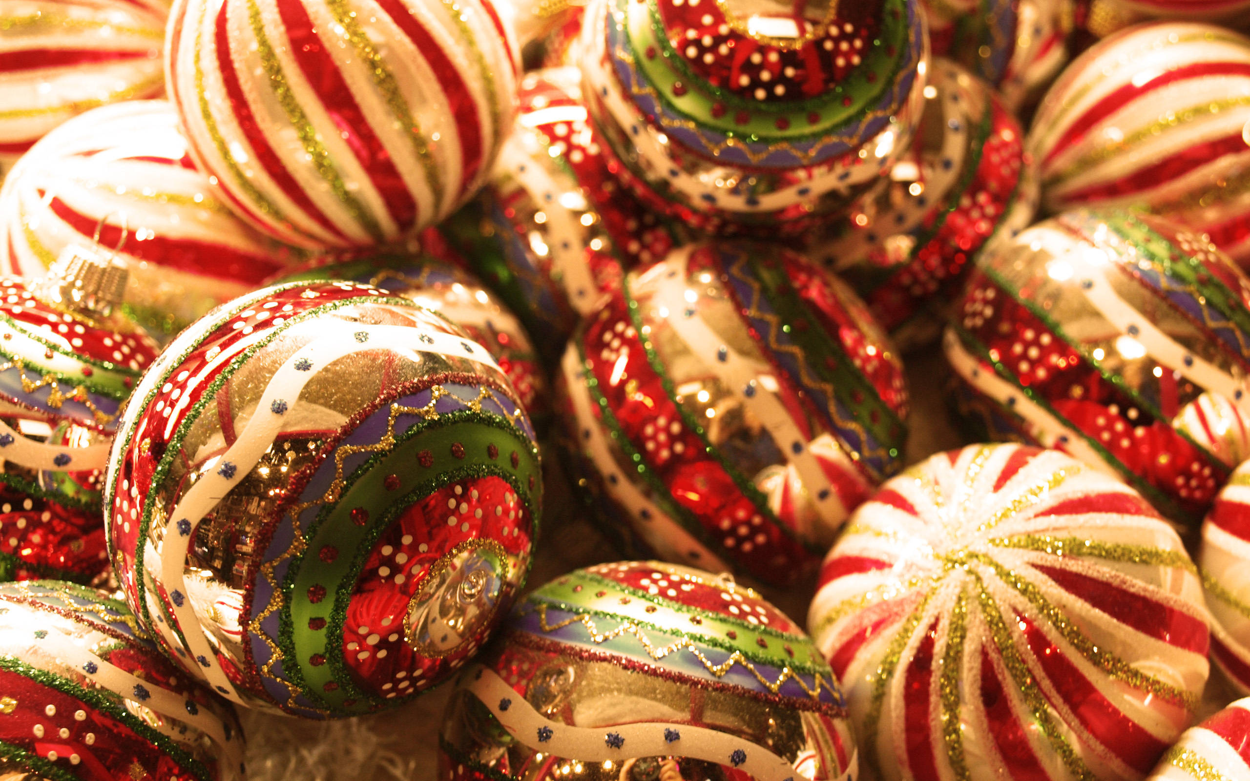 Christmas ornaments, red green and gold swirls, glossy finish, 2K Desktop Wallpaper