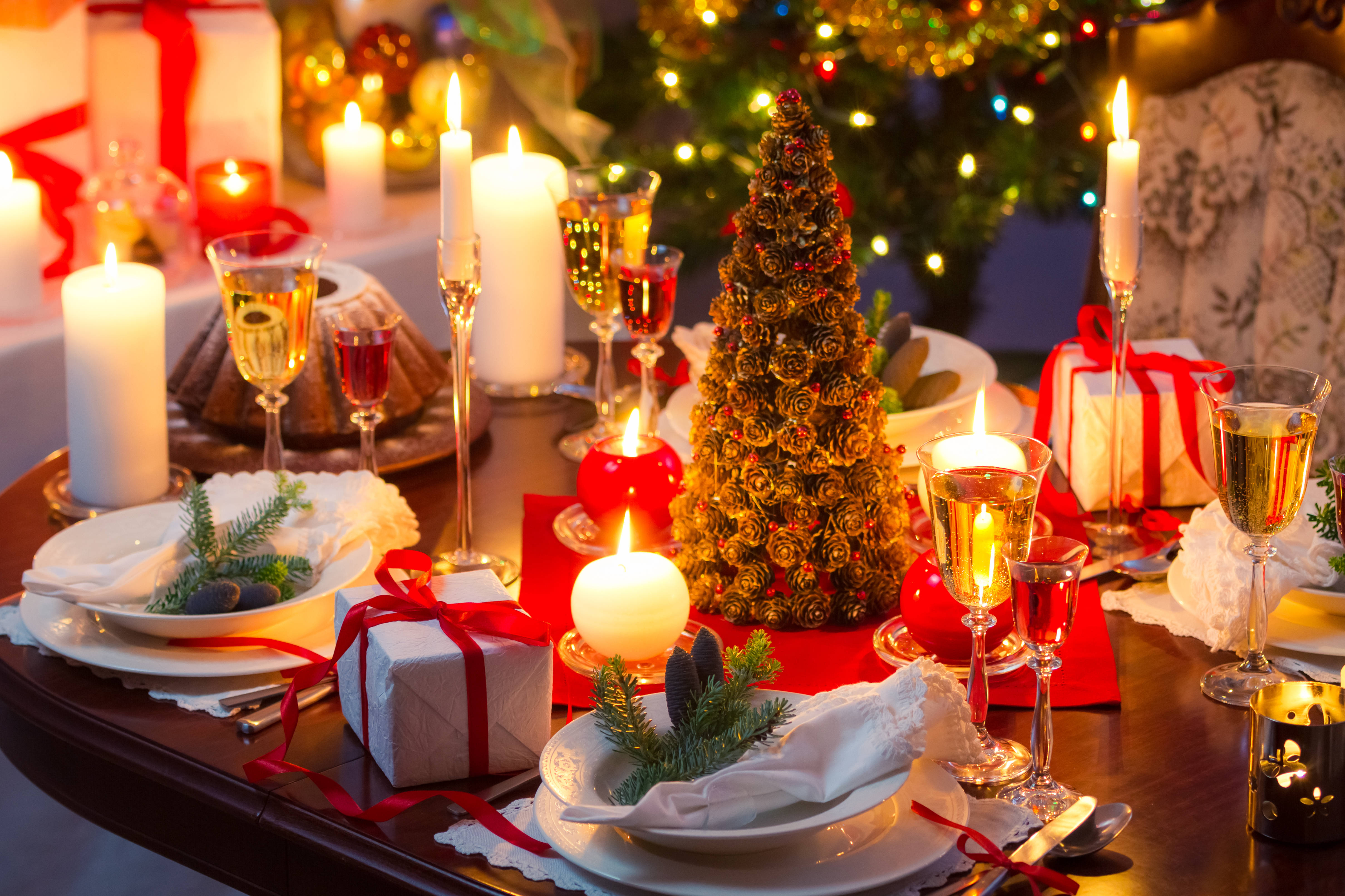 Christmas table, candles, champagne glasses, 4K Desktop Wallpaper