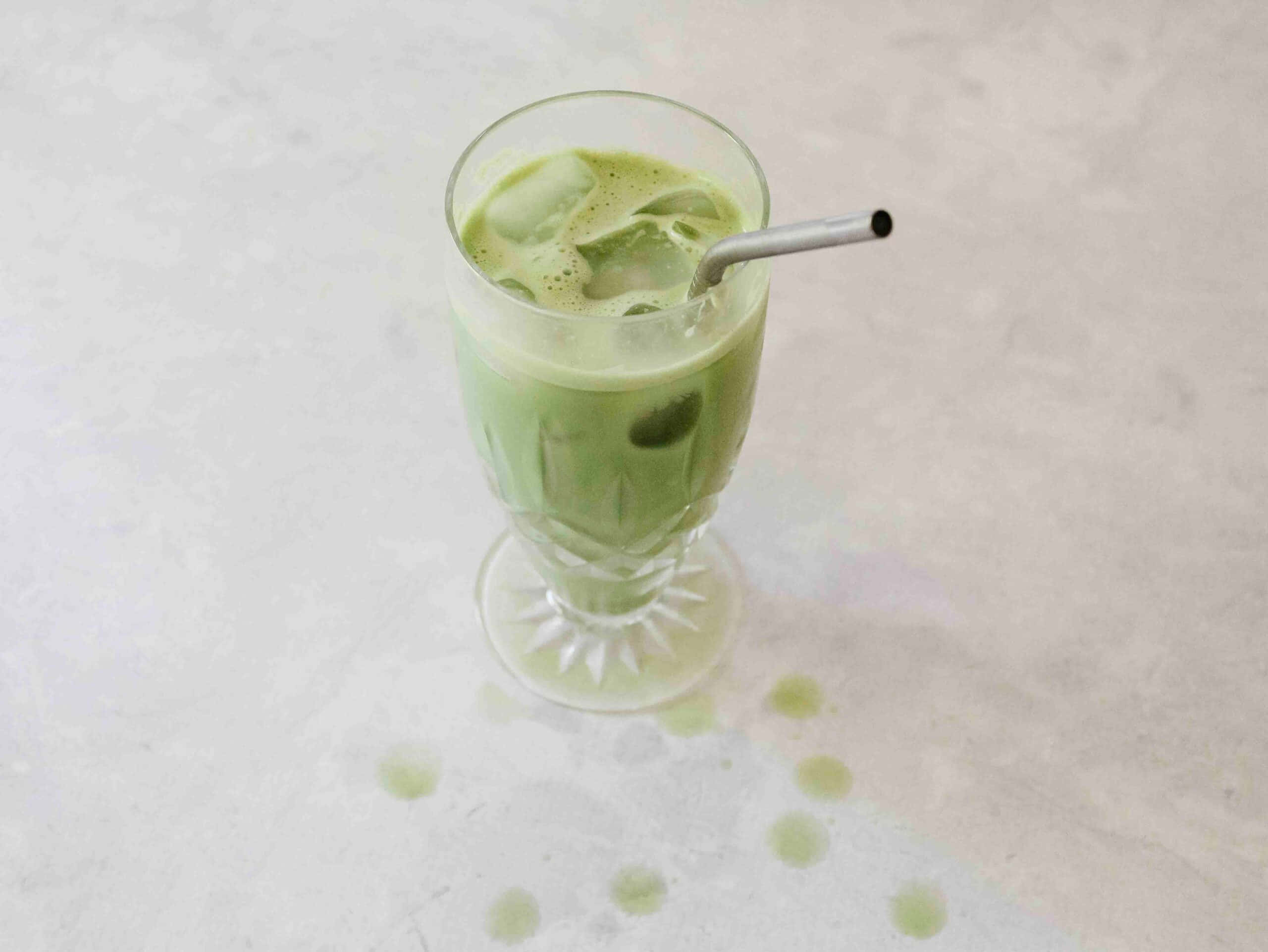iced matcha latte, tall glass, ice cubes, 2K Desktop Wallpaper