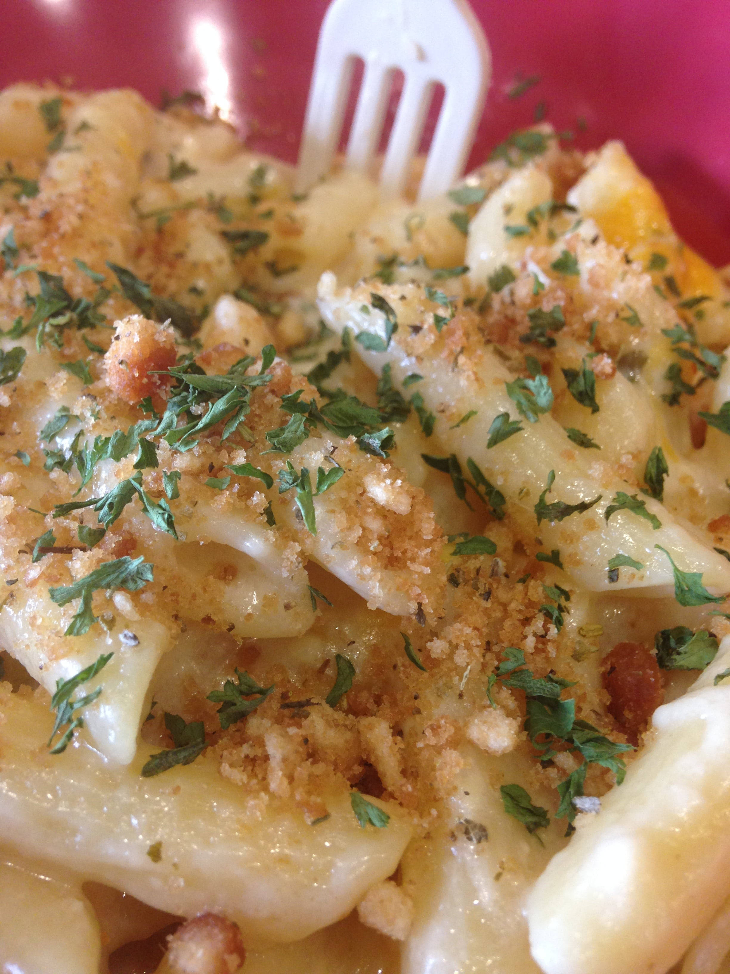 restaurant style mac and cheese, creamy macaroni and cheese, golden breadcrumbs, 2K Phone Wallpaper