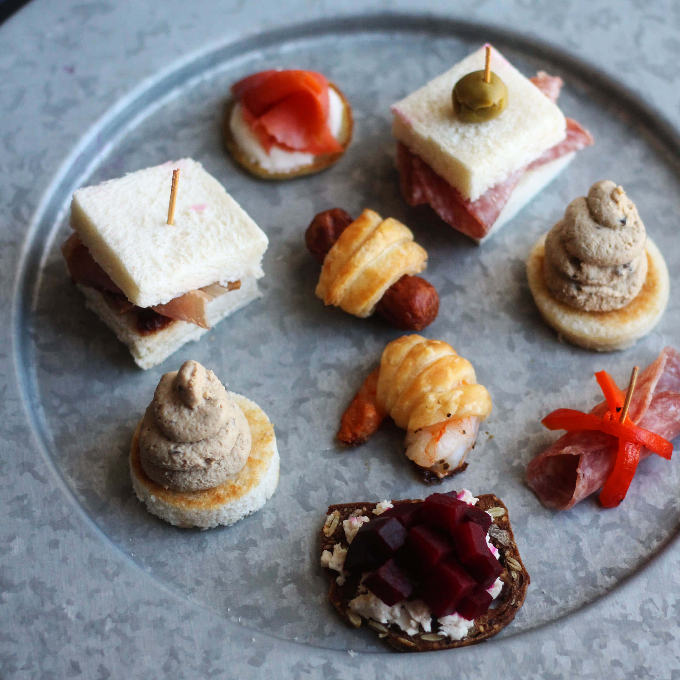 rustic metal plate, mini sandwiches, pâté crostini, Full HD Desktop Wallpaper