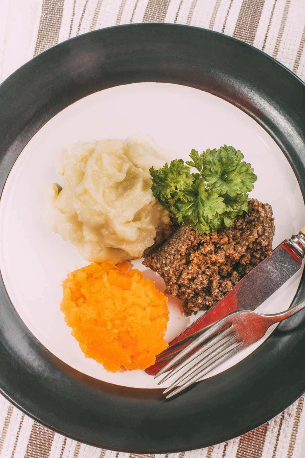 white plate, mashed potatoes, sweet potato, HD Phone Wallpaper