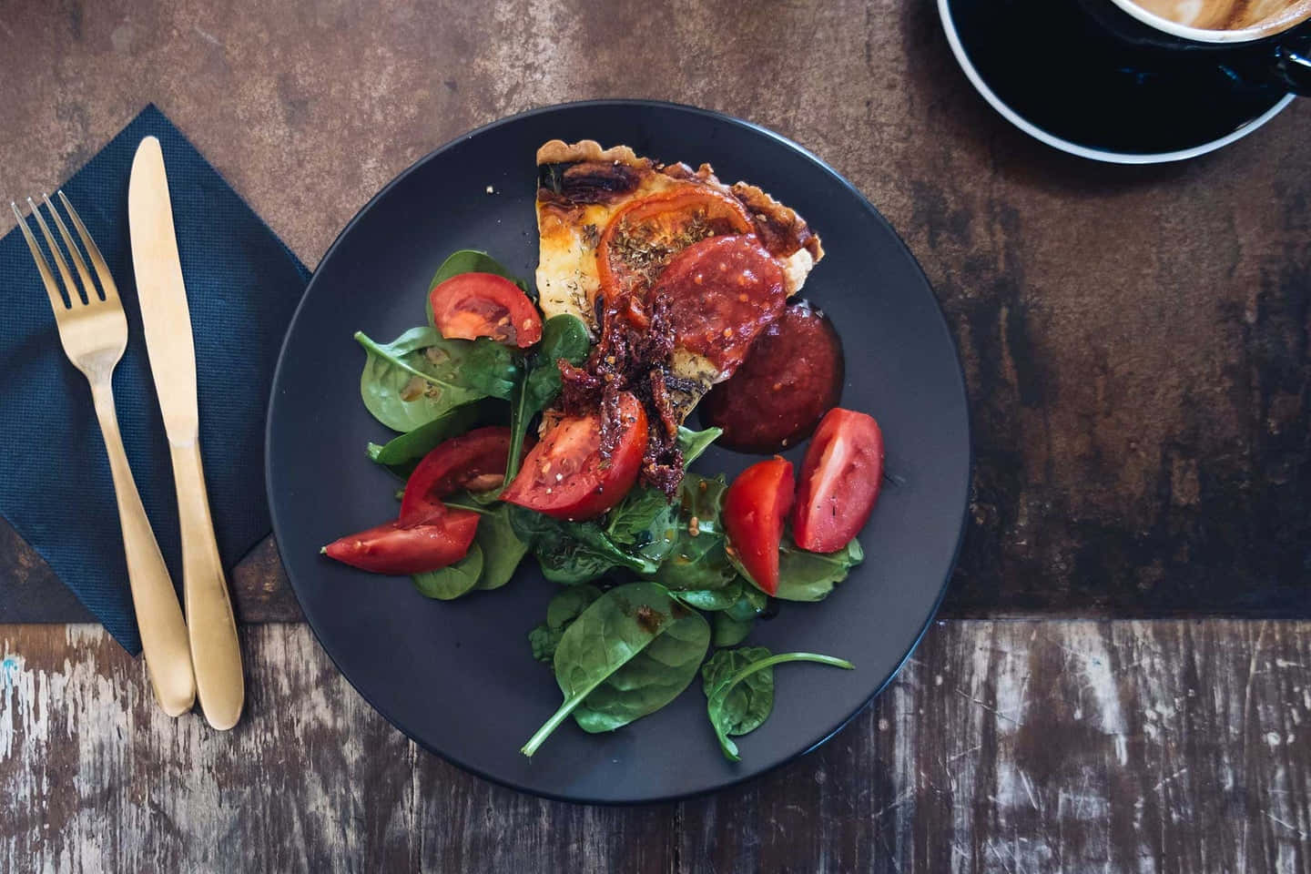 golden quiche slice, dark plate, coffee cup, HD Desktop Wallpaper